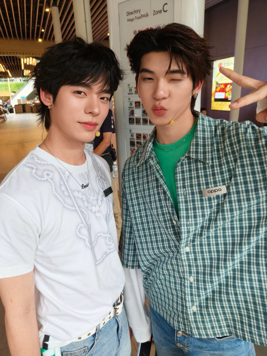 nakanisnakan's tweet photo. พรีเซนเตอร์น่ารักบอกต่อ ☺️ มัมมาเช็คชื่อๆๆทีมหน้างานหน้าจอ มาม๊ะๆๆๆ

#OPPOA7ProSeries5GTHxTeeTeePor https://t.co/RL3SLyyihP