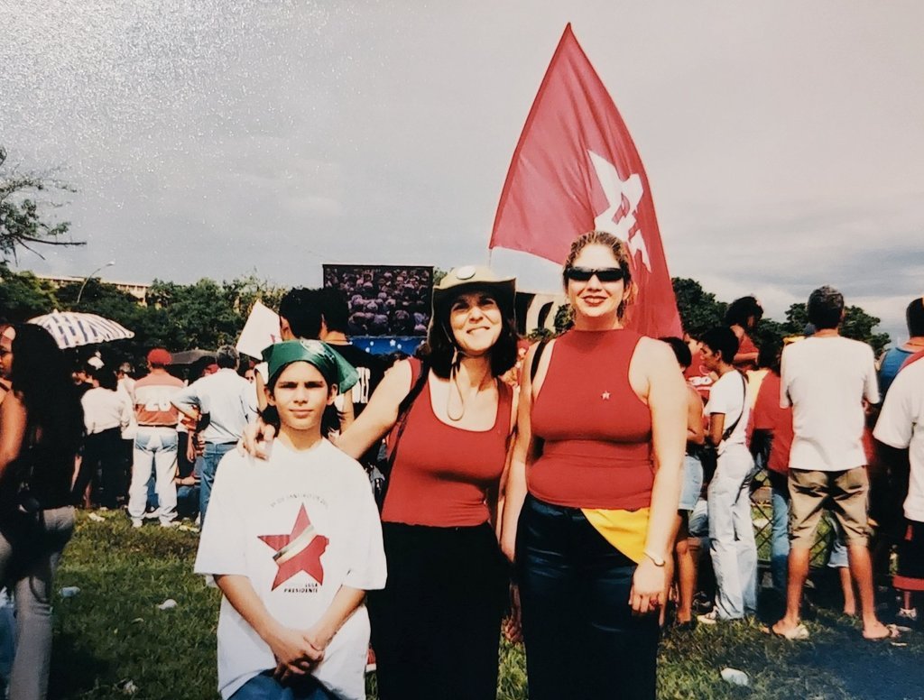 LulaDilma13's tweet photo. Este foi o acontecimento histórico inesquecível da minha vida!
O ano era 2003 e o PT ganhou uma eleição para Presidente: Lula!!!

Levei meu filho de 10 anos para a Esplanada no dia da posse, na companhia de nossa querida amiga Rejane. 

Antes eu  mal conseguia pagar a faculdade e neste mesmo ano consegui uma bolsa parcial graças ao Lula que pediu para o Banco do Brasil implementar um programa de Talentos e Oportunidades (TAO). Me formei em 2004.

Nunca deixei de votar no PT desde a primeira vez que votei: 1989.