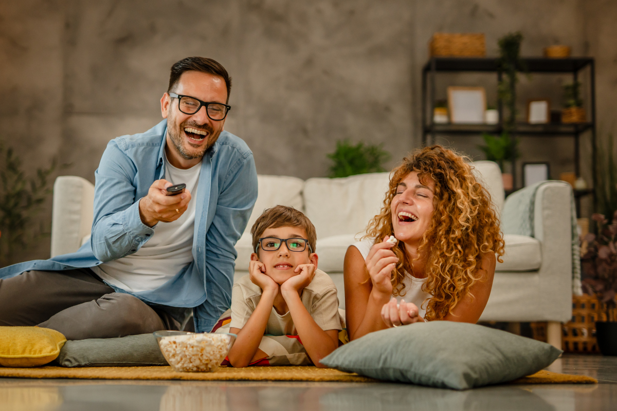 DelilaIlag8h's tweet photo. Noche acogedora en casa: palomitas, series y risas con mi familia, el mejor regalo de cada día. https://t.co/1K0CGER9S7