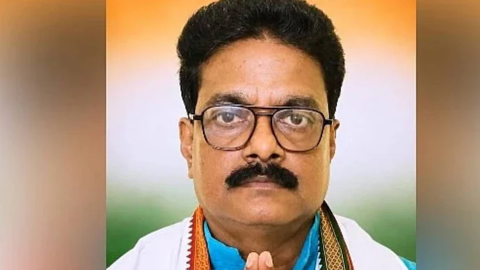 IndiaToday's tweet photo. 𝐂𝐚𝐥𝐜𝐮𝐭𝐭𝐚 𝐇𝐢𝐠𝐡 𝐂𝐨𝐮𝐫𝐭 𝐜𝐥𝐞𝐚𝐫𝐬 𝐚𝐫𝐫𝐞𝐬𝐭𝐞𝐝 𝐂𝐨𝐧𝐠𝐫𝐞𝐬𝐬 𝐜𝐚𝐧𝐝𝐢𝐝𝐚𝐭𝐞 𝐭𝐨 𝐜𝐨𝐧𝐭𝐞𝐬𝐭 𝐍𝐚𝐧𝐝𝐢𝐠𝐫𝐚𝐦 𝐛𝐲𝐩𝐨𝐥𝐥

The Calcutta High Court said Milan Pradhan must be allowed to contest the Nandigram bypoll and cannot be treated as arrested in a 2007 Khejuri case for now. The order questions the state's late move in an old case and protects his campaign during the crucial final stretch.

Read more: https://t.co/RmPbhJGUI9

#CalcuttaHighCourt #Nandigram #NandigramBypoll #MilanPradhan #WestBengal #Congress #ElectionNews #PoliticalNews
