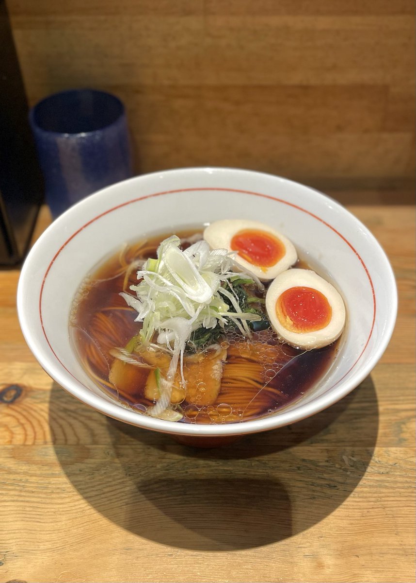 YoshikiyoI's tweet photo. 本日のランチは、店主が退院、無事復帰されたとのことで@nihonbashi_toki  へ訪問！体調を心配していましたが、元気なお顔を見られて本当に嬉しかったです！そして今日も美味かったです！#日本橋朱鷺 #日本橋ラーメン #退院祝い https://t.co/gRifhA4y8U