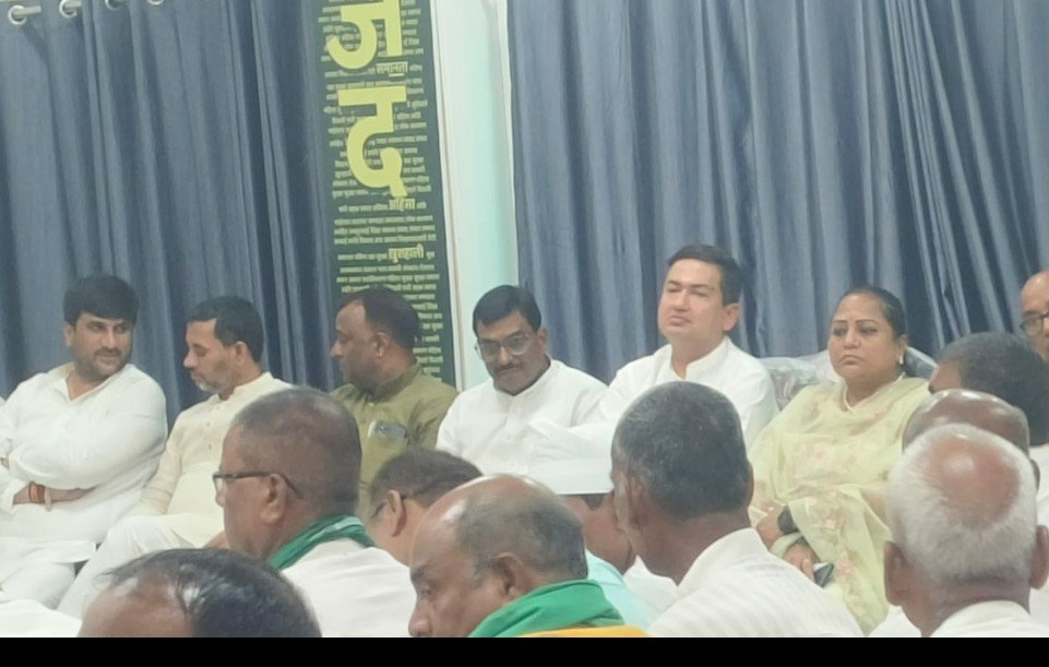 PeopleofHind's tweet photo. आज राजद शिवहर ज़िला और बगहा सांगठनिक जिला की बैठक में साथियों के साथ भाग लिया. सर्व सम्मति से हमारे नेता तेजस्वी जी को दोनों ज़िलों में राजद के नए ज़िला अध्यक्ष के चयन के लिए अधिकृत किया गया. 

जय राजद, जय लालू- जय तेजस्वी. https://t.co/vEGiURjbll