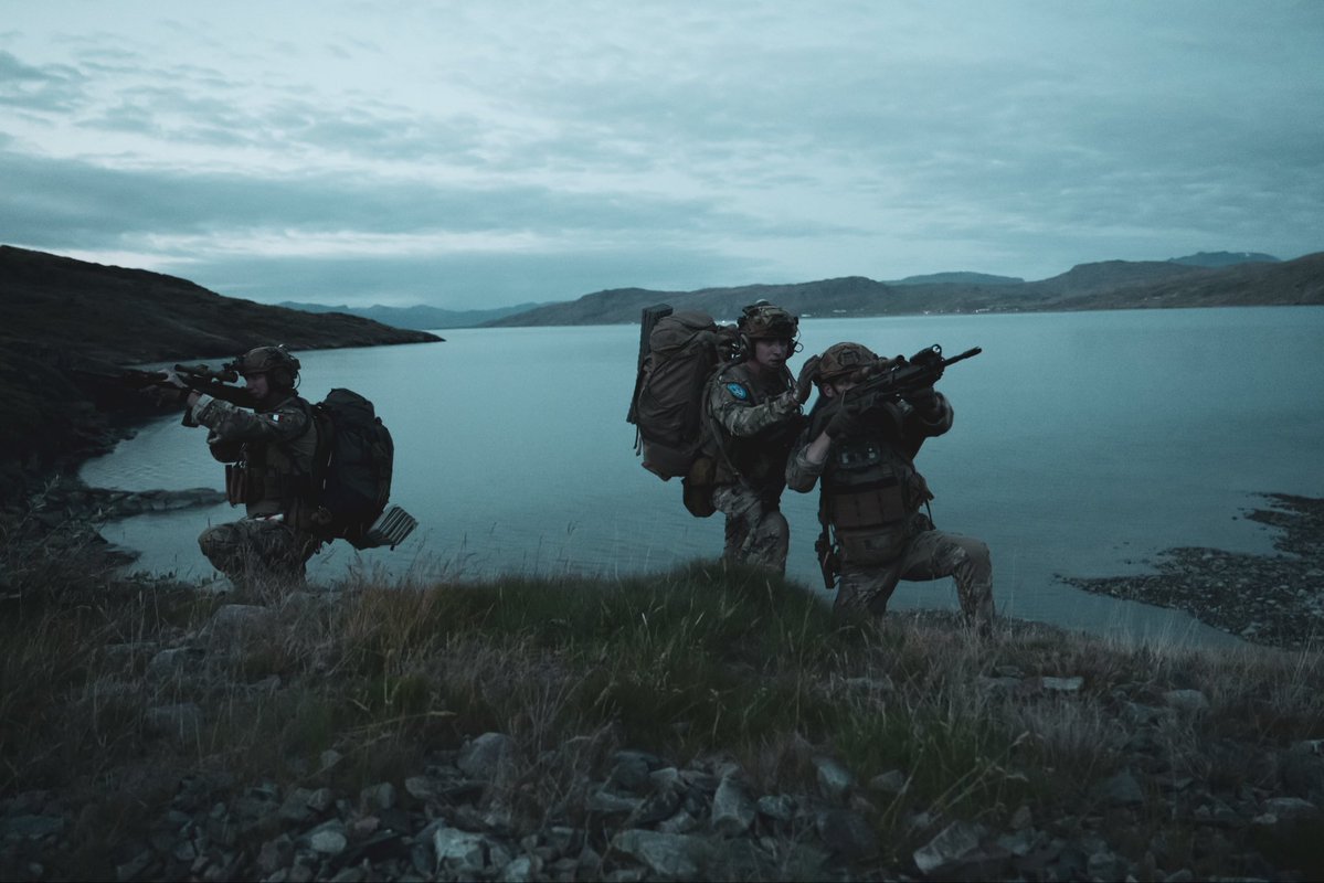 EtatMajorFR's tweet photo. 📍 Groenland | Sur le terrain de jour comme de nuit 🇨🇦🇩🇰🇸🇪🇳🇴🇫🇷
 
➡️ Poursuite de l'exercice ARCTIC SHIELD pour le détachement 🇫🇷 aux côtés de nos alliés de l'OTAN
 
💪🏻 Participation à des instructions tactiques et techniques
·       Mise en œuvre des savoir-faire et de matériels, dont des drones
·       Exercices de synthèse avec scénarios d'attaque/défense de sites
 
⛰️ ARCTIC SHIELD permet à nos soldats d'entretenir leur rusticité et de coopérer de manière plus fluide avec leurs homologues 🇨🇦🇩🇰🇸🇪🇳🇴 dans un environnement proche de l'Arctique
 
🎯 Entretenir notre capacité collective de défense de l'Alliance et de son territoire dans le cadre de l'activité de vigilance renforcée de l'OTAN : ARCTIC SENTRY 🛡️
 
#StrongerTogether #WeAreNATO