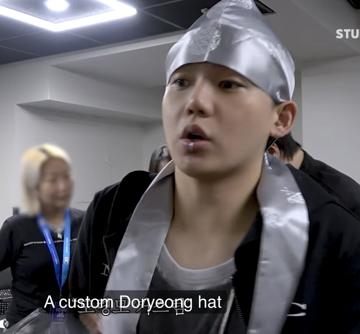 fatinruto's tweet photo. Hyunsuk also mentioned on Treasure Human Theater that the head cover he wore is a custom doryeong hat, which is a traditional Korean hat. 🇰🇷 https://t.co/NuJ3veOFTZ