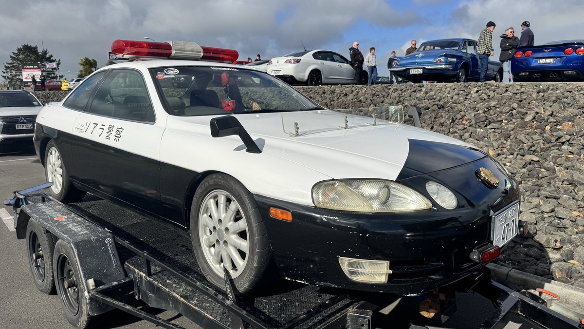 nzdriftlife's tweet photo. ソアラのパトカー仕様を引っ張るオフロードキャンパー仕様ソアラ…😳

疑問だらけですが、とにかくオーナーのソアラ愛だけは伝わってきました😂 https://t.co/x29th6dI6f