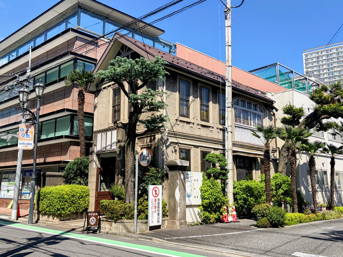 8pa_n_da8's tweet photo. 北区滝野川　
亀の子束子  西尾商店
1907年創業。この直営店は1923年に建てられました。関東大震災や戦火を免れた歴史ある建物は、ドイツ壁の外観がとても良いです。

店内には、様々な用途の束子や関連商品が並んでいま���。どれも気になる商品ばかりで悩んでしまいました。 https://t.co/oK1lMdwsGI