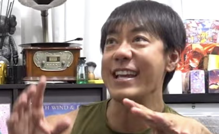 mine__chusuke's tweet photo. 【悲報】　堀大輔「3日目で眠くなったのは計算通り」

堀大輔、フィッシャーズとのコラボで長々と言い訳を披露してしまうwwwwwwwwwwwwwww

全文↓

「で、まぁ、僕は1週間の配信やって、ちょっとどこまで見られてたのか、どこまで噂追ってるかわかんないんですけども、例えば、まぁ、眠い顔してたと。じゃあこいつ眠いじゃねえかって。そりゃそうでしょ。1週間の間眠いとこずっと顔映してるんだから、眠いとこぐらい出て。そこが切り取られて、やっぱこいつ眠かったんだっていう風に。で、それが例えば3日目ぐらいの話だったりするんすよ。で、僕の中ではある種、計算通りで、ちょっと言い訳に聞こえたら申し訳ないですけど、1日目で配信始まって、言うたら5万6万とかの接続があって、ずっと東京ドーム満パンの人からずっと見られてるっていう。で、それがストレスになりまくって、緊張もありますって、心拍数も上がってます、で、2日目はちょっとあの生体の人にヘッドマッサージされたのが、あれが寝たっていう噂になったんで、じゃあ夜もうスタッフの手も振り切って徹夜したんで。そっから総崩れして、3日目にあられもない姿を皆様にお披露目して、で、それが「ショートスリーパーもう意味ないじゃん」「こんなに眠そうだったら意味ないじゃん」ってなってるんですけど、僕多分崩れたのって3日目4日目だけなんですよ。リカバリーしたんで、4日目から30分睡眠の、15分の仮眠を入れてっていうのでリカバリーかけて、多分5、6、7ってそこまで眠そうな顔が、ないとは言わないですけど、で、7日目なんてもうめちゃくちゃ眠そうな、こう収録とかだったらずっと話聞いてるだけを3時間やっても、まぁ、アクビ一つ出さずっていう。個人的にはVの字で言って、これヒーローズジャーニーで完璧なストーリーだと思ったら、大体3日目ぐらいでみんな結論つけてネタにしてるっていう。あ、そっか。ていう。その瞬間を見ちゃったからね。いや寝るじゃねえかに繋がった、みたいな。想定はある程度してたんすけど、で、できたと思って、「おっしゃ！どうやろう」って思ったら、誰も1週間のここら辺言ってないで、真ん中だけ、期待値をある種、もう、更新できたわけですし、まぁ、それで叩かれるとか色々あるかもしれないですけど、まぁ、言うて誰も不幸になってないと思います。で、まぁ、それで受講生の方がどうのっていうのが、今問われてるので、それは真摯に対応させていただき、それは約束いたします。あの、それは本人とのやり取りなので、別に外に出すものでもないのかなーとは思ってます。」

これを恥ずかしげもなく堂々と話せるのは凄い

話を聞いてるときのシルクロードのリアクションが面白すぎて全部見てしまいました
