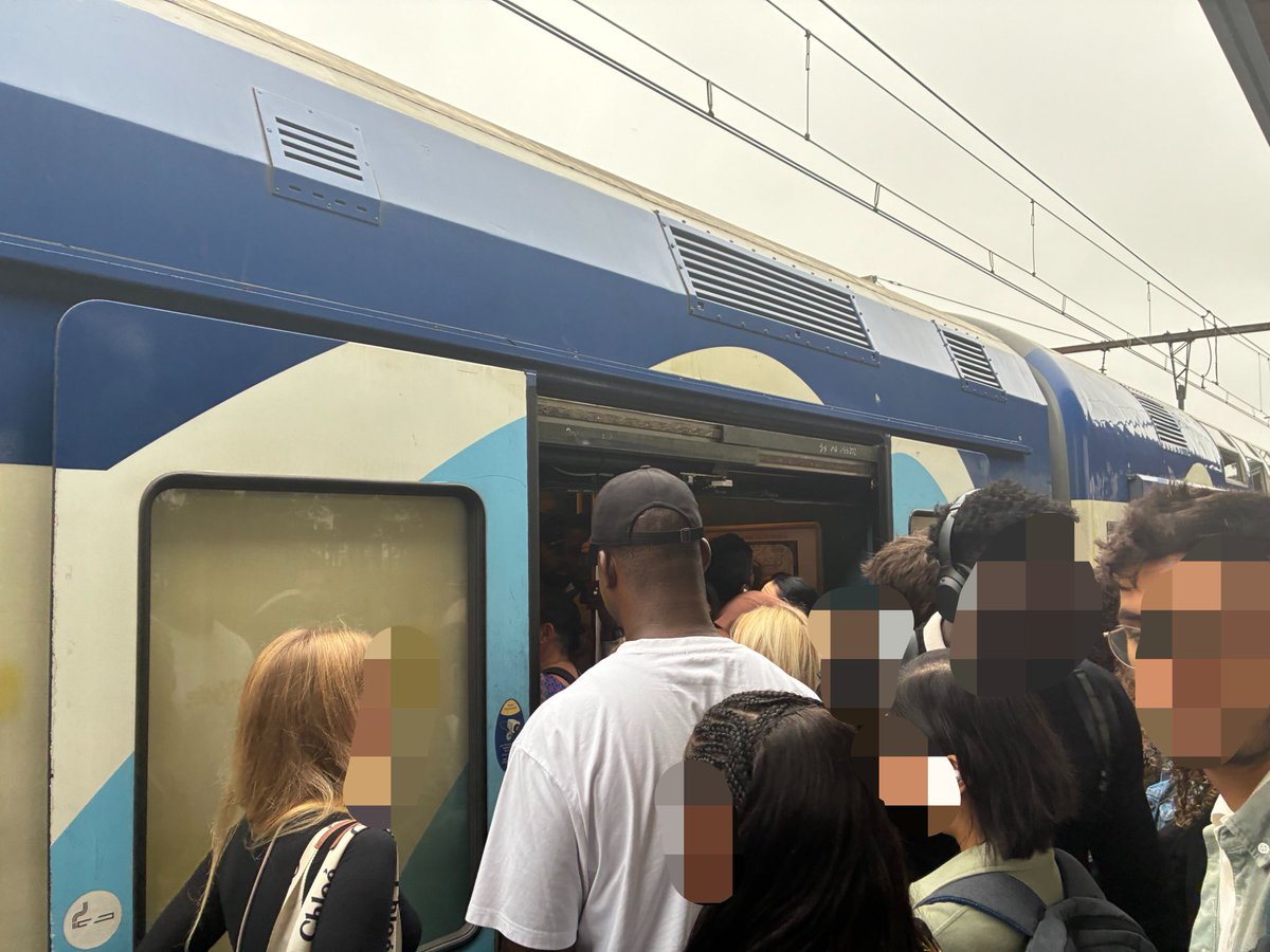 luxcidite's tweet photo. 90€ btw
QUATRE VINGT DIX EUROS PAR MOIS

(j’ai dû laisser passer 6 rer et suis arrivée avec 45 minutes de retard au travail) https://t.co/mmCUv37po7