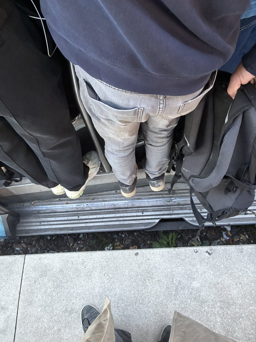 luxcidite's tweet photo. 90€ btw
QUATRE VINGT DIX EUROS PAR MOIS

(j’ai dû laisser passer 6 rer et suis arrivée avec 45 minutes de retard au travail) https://t.co/mmCUv37po7