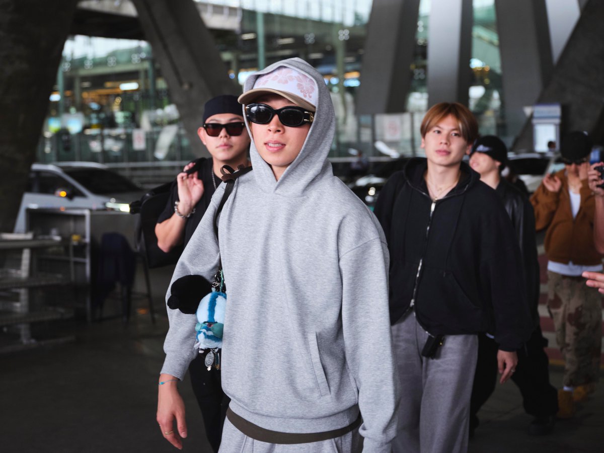 livenationth's tweet photo. หนุ่มๆ BE:FIRST ถึงไทยแล้ว! พร้อมอวดสเต็ปเท้าไฟจากซิงเกิ้ลใหม่ 'WATCH ME'
เบสท์ตี้ไทยเตรียมตัวมันส์ เจอกันพรุ่งนี้ 25 กันยายน ที่สามย่านมิตรทาวน์ฮอลล์

BE:FIRST WORLD SHOWCASE 2026 “WATCH ME” in Bangkok
บัตรและแพ็คเกจวีไอพีมีจำหน่ายในจำนวนจำกัด ที่ https://t.co/hM2eAu6ZVo

6 หนุ่ม “BE:FIRST” บอยแบนด์สายเพอร์ฟอร์มานซ์จากประเทศญี่ปุ่น เดินทางมาถึงประเทศไทย จัดเต็มเอเนอร์จี้เกินร้อย พร้อมออกสเต็ปแดนซ์สุดมันส์ให้เบสท์ตี้ไทยได้ฟินกันในวันพรุ่งนี้ (25 กันยายน 2569) กับคอนเสิร์ต BE:FIRST WORLD SHOWCASE 2026 “WATCH ME” in Bangkok ที่สามย่านมิตรทาวน์ฮอลล์

ปล่อยซิงเกิ้ลใหม่ "BRUCE WAYNE" ฟีเจอริ่งแรปเปอร์ชาวอเมริกันอย่าง Flo Milli และได้โปรดิวเซอร์ฝีมือดี ATIL Jacob ร่วมอยู่เบื้องหลัง โดยนับเป็นการเปิดเส้นทางสู่ era ทางดนตรีใหม่ๆ ที่หนุ่มๆ BE:FIRST พร้อมจะทลายกำแพงทางภาษา เปิดพื้นที่ให้แฟนเพลงทั่วโลกได้ค้นพบเขามากขึ้น โดยนอกจากซิงเกิ้ลใหม่แล้ว พวกเขาเตรียมปล่อย อีพีอัลบั้มซึ่งเป็น International EP แรกอย่าง “WATCH ME” ให้แฟนๆ ได้ฟังกันแบบเต็มๆ ในวันที่ 18 กันยายนนี้

BE:FIRST โดดเด่นและเป็นที่พูดถึงในญี่ปุ่นด้วยแนวเพลงที่ผสมผสานระหว่างป๊อป ฮิปฮอป อาร์แอนด์บี และแดนซ์เพอร์ฟอร์แมนซ์ที่ทรงพลัง ประกอบด้วย 6 สมาชิก SOTA, SHUNTO, MANATO, RYUHEI, JUNON, และ LEO พวกเรามาจากรายการ ‘THE FIRST’ ซึ่งเดบิวต์อย่างเป็นทางการในปี 2564 โดยในปี 2566 และ 2567 ที่ผ่านมา พวกเขาส่งซิงเกิ้ลฮิต ‘Boom Boom Back’ และ ‘Blissful’ จากอัลบั้ม ‘2:Be’ ทะยานขึ้นอันดับ 1 บนชาร์ต Billboard Japan Hot 100 ตอกย้ำความมาแรงด้วยซิงเกิ้ล ‘Sailing’ (เซลลิ่ง) เพลงประกอบแอนิเมชัน ‘One Piece Log: Fish-Man Island Saga’ โดยในปี 2568 ที่ผ่านมา เป็นอีกปีแห่งการเติบโตของ BE:FIRST กับการได้เดินทางไปพบแฟนๆ ทั่วโลกกับคอนเสิร์ตเวิลด์ทัวร์ครั้งแรก “Who is BE:FIRST?” ในเอเชีย ยุโรป และสหรัฐฯ

"BRUCE WAYNE" นับเป็นอีกหนึ่งก้าวสำคัญในระดับโลกซึ่งได้ Starrah (ผู้อยู่เบื้องหลังเพลงของ Beyoncé และMegan Thee Stallion) Taylor Ross (Normani), ATL Jacob และ Flo Milli ร่วมด้วย SKY-HI ซึ่งเป็น CEO ของ BMSG และเอ็กเซกคิวทีฟโปรดิวเซอร์ของ BE:FIRST หลอมรวมสไตล์และซาวด์ของ BE:FIRST เข้ากับแนวเพลงแบบตะวันตก บวกกับท่อนแรปขี้เล่น มีเสน่ห์ ในแบบของ Flo Milli

อีพีอัลบั้มล่าสุด “WATCH ME” ได้โปรดิวเซอร์ชื่อดังมาร่วมงานมากมาย เช่น Tommy Brown (Ariana Grande, Justin Bieber) และ ATL Jacob รวมถึงได้แร็ปเปอร์สาวอย่าง BIA มาร่วมฟีเจอริ่ง ซึ่งสะท้อนถึงความตั้งใจและมุ่งมั่นของวงที่จะก้าวข้ามพรมแดนไปแฟนๆ ในระดับโลก

สำหรับคอนเสิร์ต BE:FIRST WORLD SHOWCASE 2026 “WATCH ME” in Bangkok ยังมีบัตรและแพ็คเกจวีไอแพ็คเกจจำหน่ายในจำนวนจำกัด สามารถซื้อได้ที่ https://t.co/hM2eAu6ZVo หรือทางไทยทิคเก็ตเมเจอร์ทุกสาขา

#BF_World2026
#BFWatchMeBKK
#BF_WorldShowcaseBKK
#BEFIRST
#LiveNationTero
