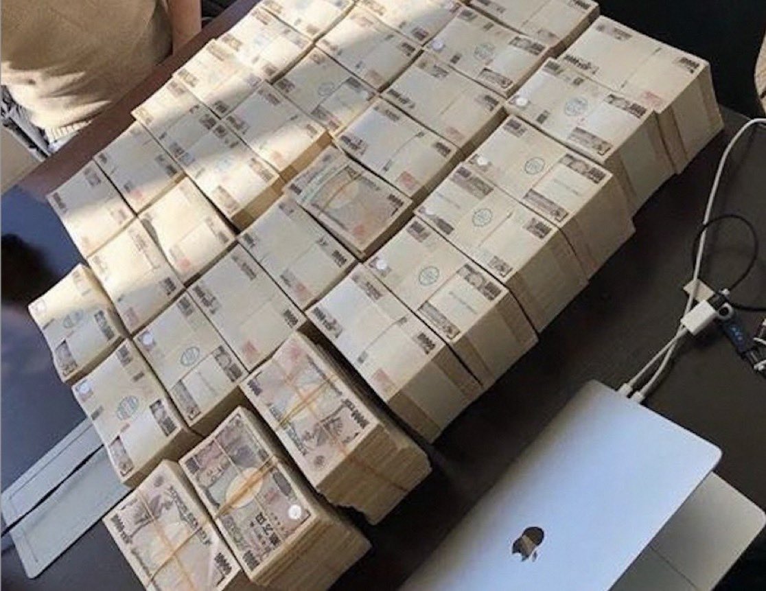 6rczrd's tweet photo. もし今日、あなたの銀行口座に200万円が突然振り込まれたら….あなたの生活は楽になると思いますか？ ①はい、かなり楽になるでしょう②いいえ、おそらくあまり変わらないでしょう https://t.co/MTdcgKeOIh