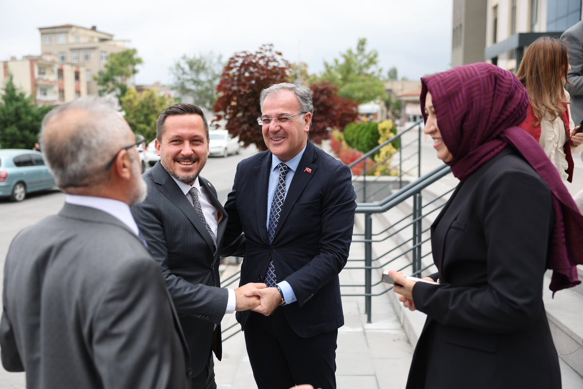 ozdoganbilal's tweet photo. Türkiye Yüzyılı Buluşmaları kapsamında ilçemize gelen AK Parti Karaman Milletvekilimiz Sayın @avSelmanEser ’i belediyemizde misafir ettik.

İlçe Başkanımız Fazilet Kahraman, il başkan yardımcılarımız, meclis üyelerimiz ve teşkilat mensuplarımızla birlikte; Hacılar’ımızda hayata geçirdiğimiz projelerimizi, devam eden çalışmalarımızı ve önümüzdeki döneme ilişkin hedeflerimizi Sayın Milletvekilimizle paylaşarak istişarelerde bulunduk.

Cumhurbaşkanımız Sayın Recep Tayyip Erdoğan’ın liderliğinde, Türkiye Yüzyılı vizyonuyla; teşkilatımızla omuz omuza, birlik ve beraberlik içerisinde Hacılar’ımız için eser ve hizmet üretmeye devam edeceğiz. 🇹🇷

Sayın Milletvekilimiz, güzel ilçemiz Hacılar’a hoş geldiniz.

#TürkiyeYüzyılıBuluşmaları