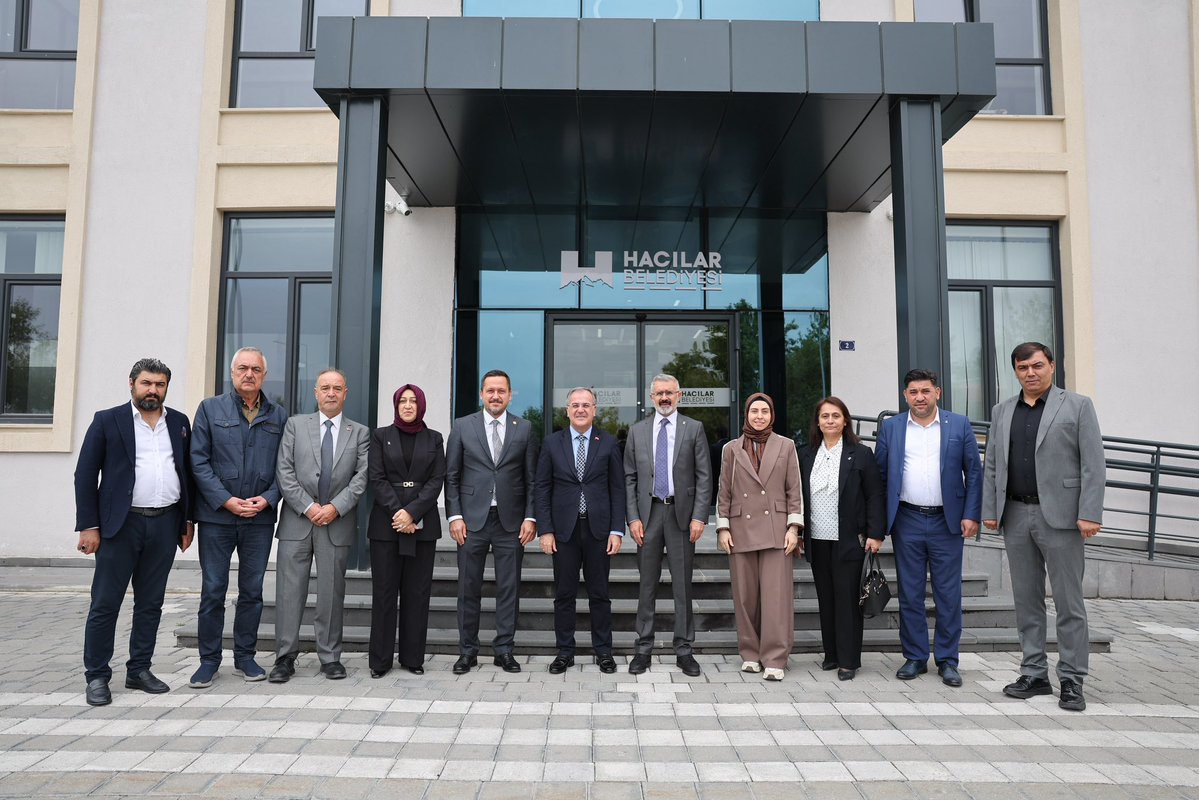 ozdoganbilal's tweet photo. Türkiye Yüzyılı Buluşmaları kapsamında ilçemize gelen AK Parti Karaman Milletvekilimiz Sayın @avSelmanEser ’i belediyemizde misafir ettik.

İlçe Başkanımız Fazilet Kahraman, il başkan yardımcılarımız, meclis üyelerimiz ve teşkilat mensuplarımızla birlikte; Hacılar’ımızda hayata geçirdiğimiz projelerimizi, devam eden çalışmalarımızı ve önümüzdeki döneme ilişkin hedeflerimizi Sayın Milletvekilimizle paylaşarak istişarelerde bulunduk.

Cumhurbaşkanımız Sayın Recep Tayyip Erdoğan’ın liderliğinde, Türkiye Yüzyılı vizyonuyla; teşkilatımızla omuz omuza, birlik ve beraberlik içerisinde Hacılar’ımız için eser ve hizmet üretmeye devam edeceğiz. 🇹🇷

Sayın Milletvekilimiz, güzel ilçemiz Hacılar’a hoş geldiniz.

#TürkiyeYüzyılıBuluşmaları