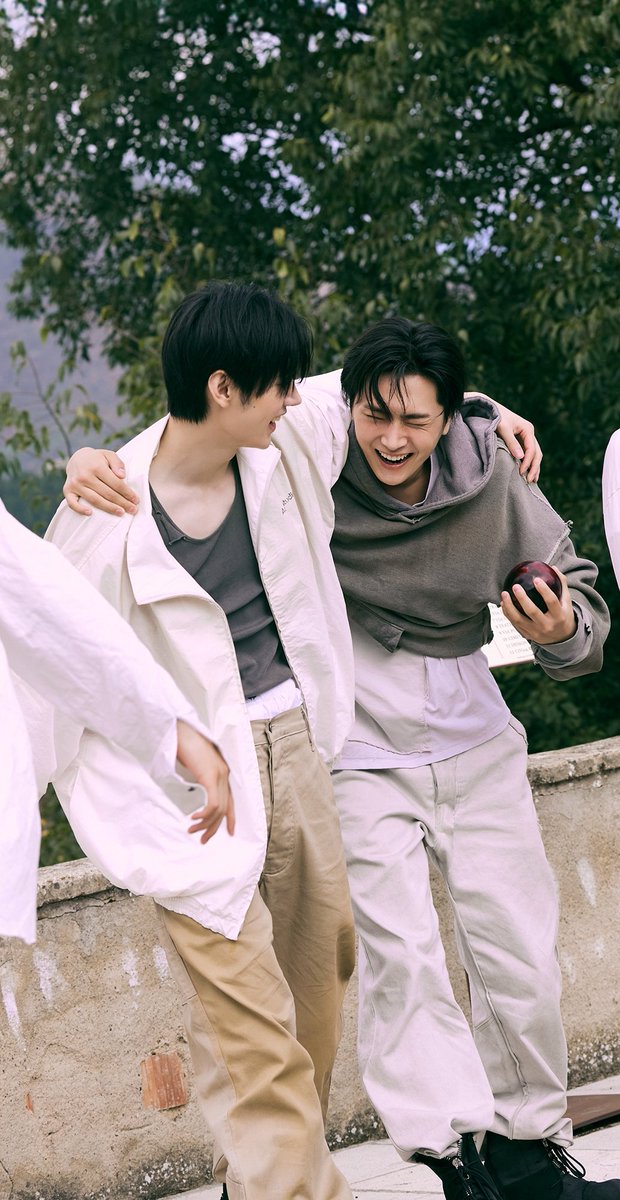 c7qwxo's tweet photo. 피부 대비 정반대인 남정네 둘이 ㅈㄴ >밀착< 해 있는 투샷 정말 좋죠 https://t.co/yDF09S0DPU