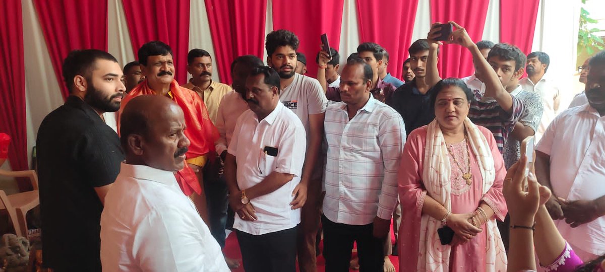 KUR_Congress's tweet photo. నెరేడ్‌మెట్ డివిజన్‌లోని వివేకానందపురం యూత్ అసోసియేషన్ ఆధ్వర్యంలో ఏర్పాటు చేసిన వినాయక మండపాన్ని ఈరోజు శ్రీ మైనంపల్లి హన్మంతరావు గారు సందర్శించారు.

ఈ సందర్భంగా శ్రీ వినాయక స్వామివారికి ప్రత్యేక పూజలు నిర్వహించి, ఆశీర్వాదాలు తీసుకున్నారు

#Mynampally #neredmet #yapral #Malkajgiri https://t.co/oefHWg0V2N