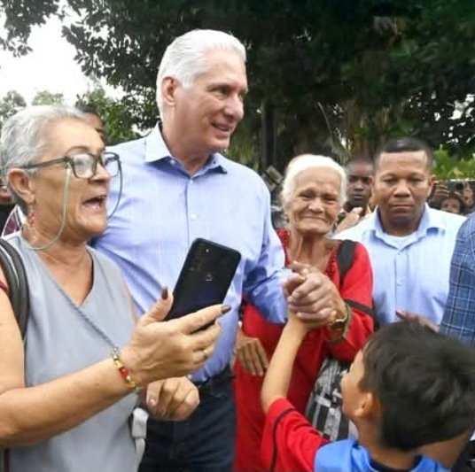 IsaelRo3971293's tweet photo. El l Presidente @DíazCanelB visitó la barriada de “La Timba”, perteneciente al Consejo Popular Vedado, luego de protagonizar el espacio radial “Criterio compartido, del municipio Plaza de la Revolución.
#YoSigoAMiPresidente
#CubaNoEsUnaAmenaza
#CubaSoberana
#VillaClaraConTodos https://t.co/Gw4uTpJBWp