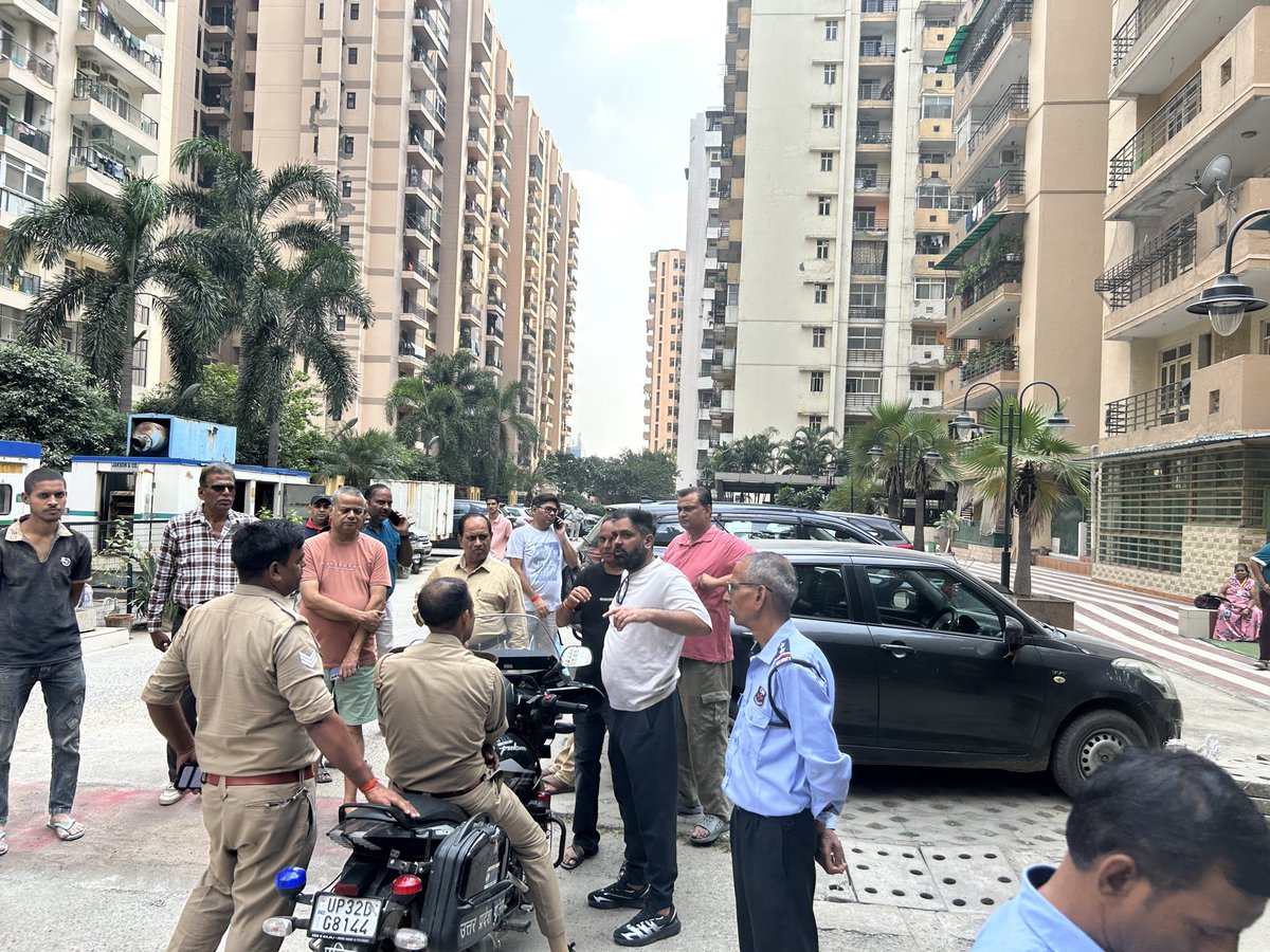 harishmudgal's tweet photo. CIPL ne  @BullandAOA ki light kat kar di hai sare residents pareshan h https://t.co/6ElQSOwUW2