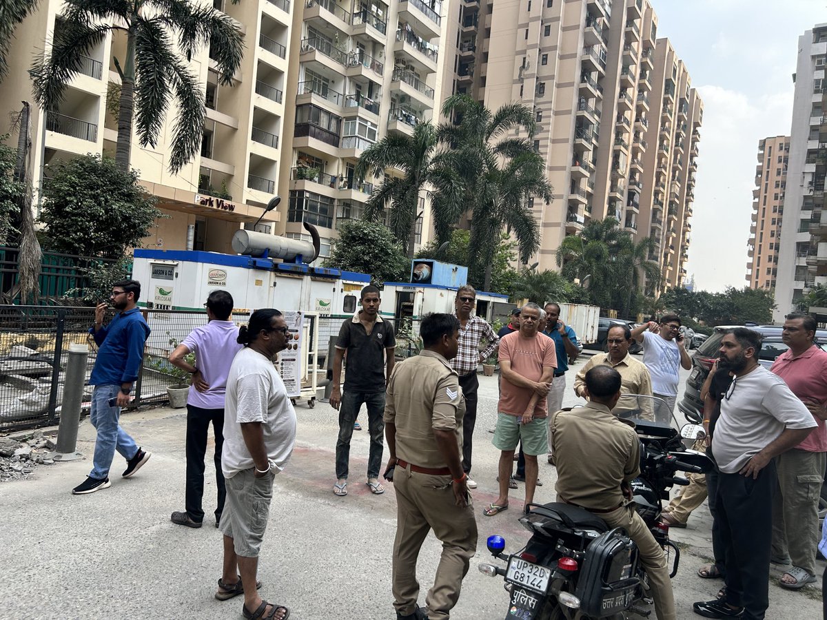 harishmudgal's tweet photo. CIPL ne  @BullandAOA ki light kat kar di hai sare residents pareshan h https://t.co/6ElQSOwUW2