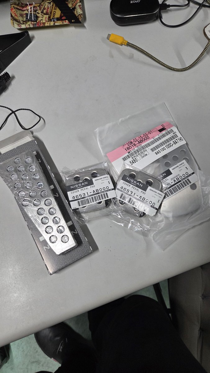 lausedan's tweet photo. R35エアフロ取り付け部品来ないから待ちくたびれて純正アダプター加工してるww
あとGTRのペダル https://t.co/jgpPKgEgXU