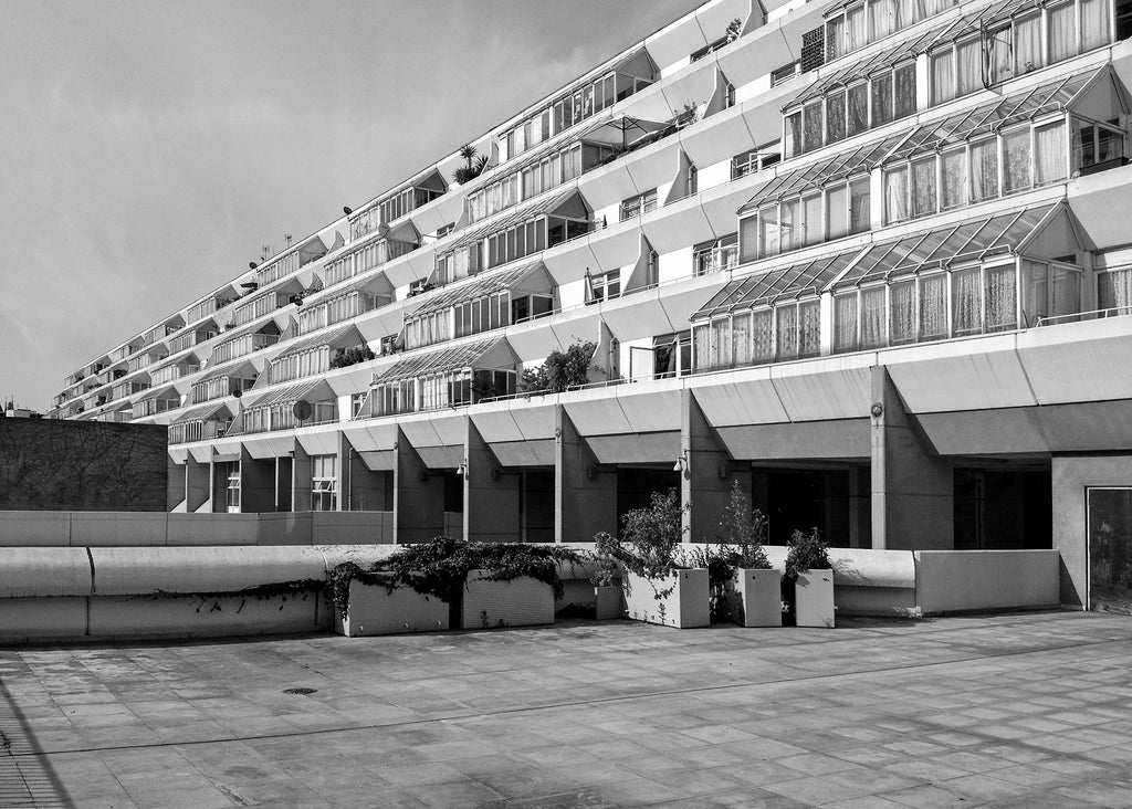GuerraenlaUni's tweet photo. Entre 1946 y 1981 en el centro de Londres se creó vivienda social de calidad en barrios de clase alta para luchar contra la segregación social. Hoy hay muertos de hambre defendiendo que el centro de Madrid sea solo para los ricos. https://t.co/m2p3DDPUmZ