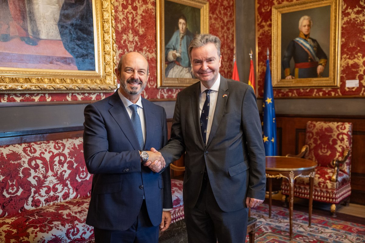 Senadoesp's tweet photo. 🏛️ El presidente del Senado, ha recibido esta mañana al embajador de la República de Hungría, Jorge de Habsburgo.

🤝 Tras el saludo inicial, se han reunido en los Despachos de Honor, donde el embajador ha firmado en el Libro de Honor.

📰 Noticia: https://t.co/NMuCqGw18g https://t.co/k9hZBBK7ka
