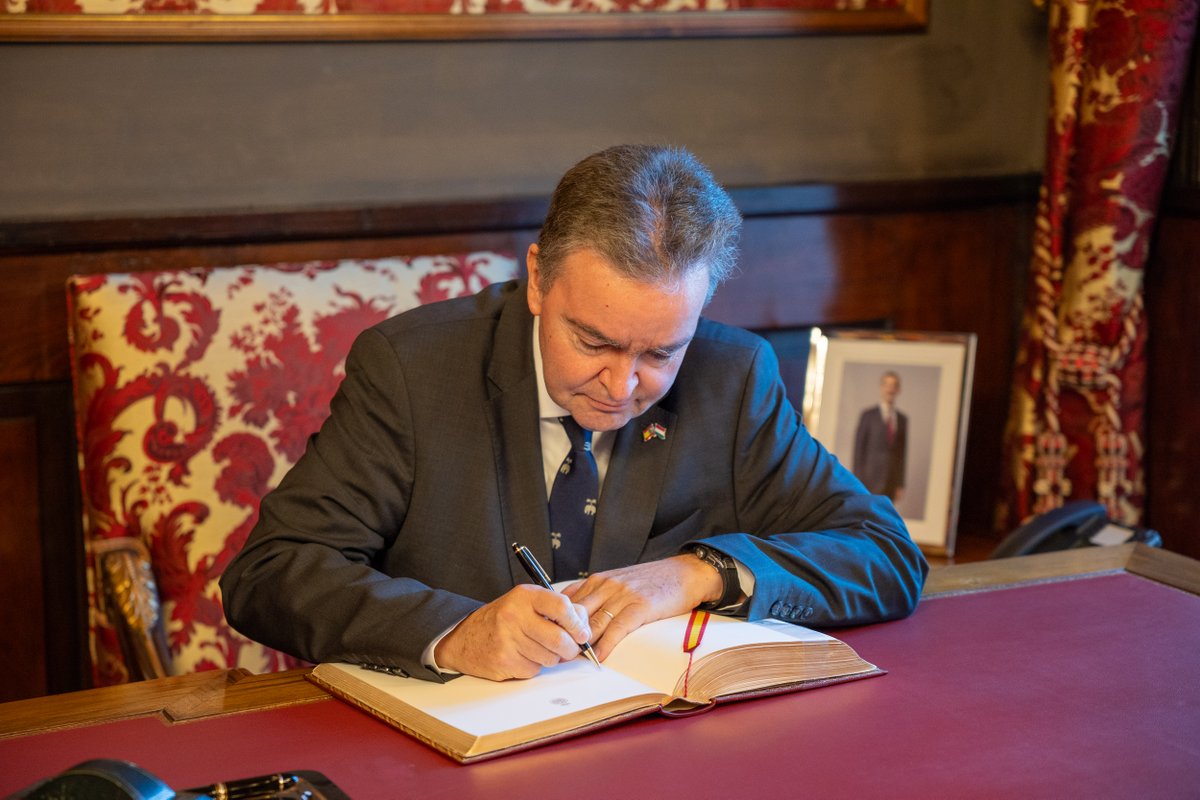 Senadoesp's tweet photo. 🏛️ El presidente del Senado, ha recibido esta mañana al embajador de la República de Hungría, Jorge de Habsburgo.

🤝 Tras el saludo inicial, se han reunido en los Despachos de Honor, donde el embajador ha firmado en el Libro de Honor.

📰 Noticia: https://t.co/NMuCqGw18g https://t.co/k9hZBBK7ka
