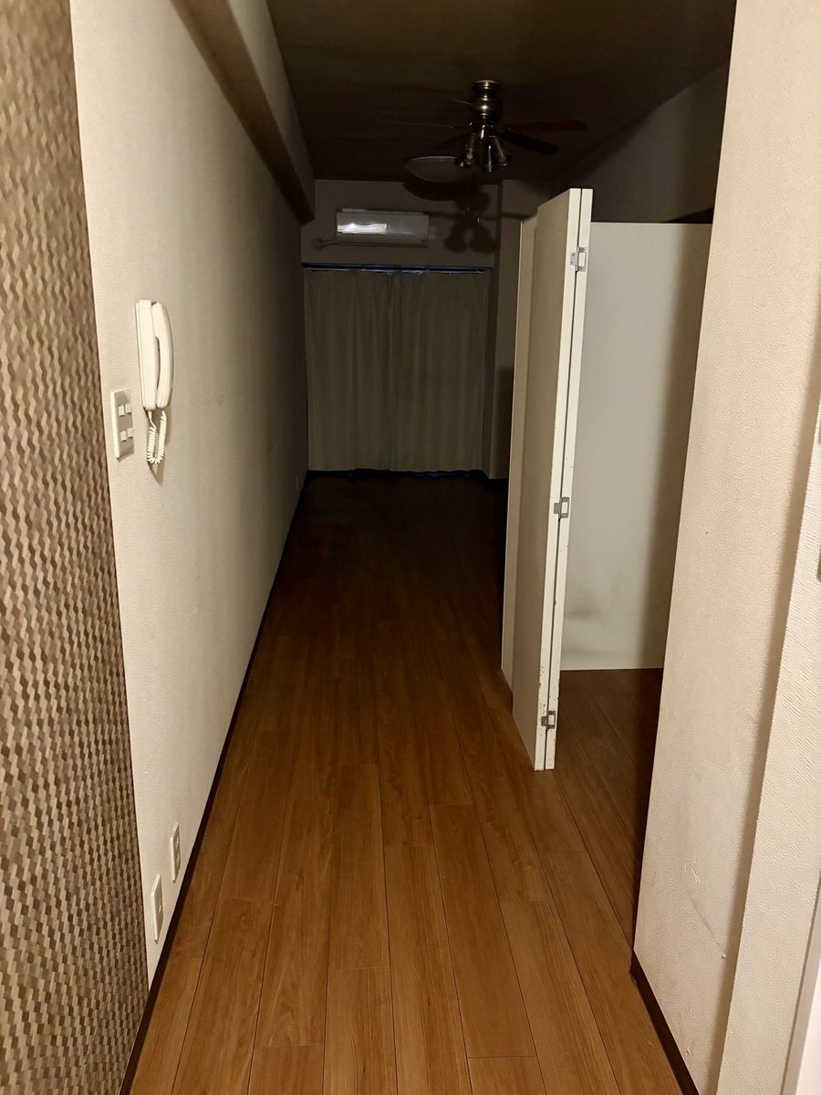 awesome_tooru's tweet photo. 頼んでいた業者さんが
ようやく来てくれて
荷物引き上げて貰えました。

荷物無くなったら
部屋広く感じます…。 https://t.co/NwOuE7zzgg