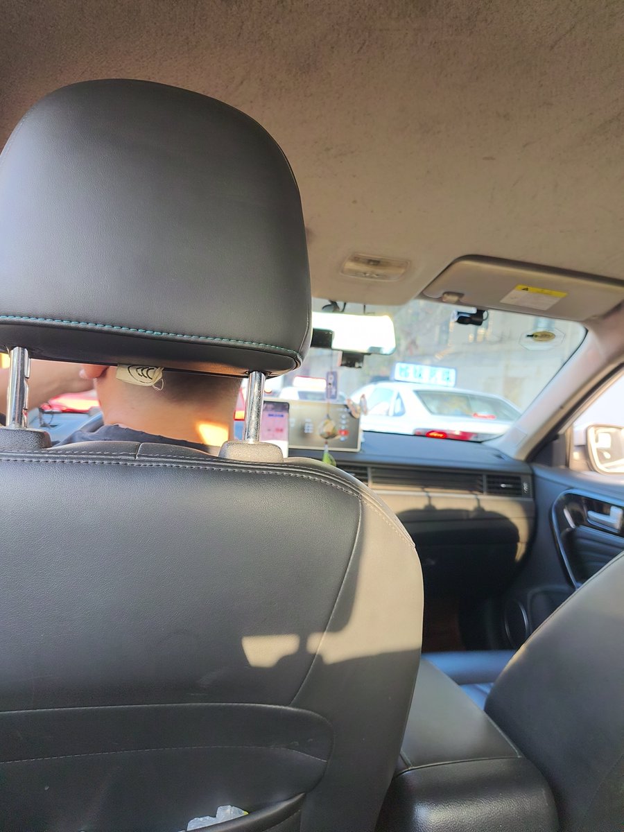 xishuishuiya's tweet photo. 这司机分享欲挺强
路上堵车，二话不说掏出一根烟让我抽
但是我有哮喘，不能抽呐
（我也不想抽烟） https://t.co/QinvvJ22fz