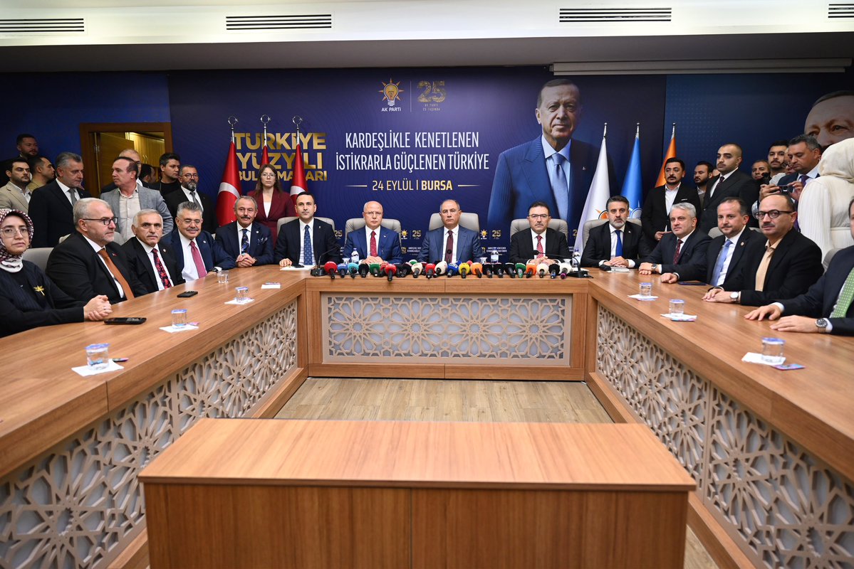 Selami__Altinok's tweet photo. 📍 AK Parti Bursa İl Başkanlığı 

Türkiye Yüzyılı Buluşmaları kapsamında, AK Parti Bursa İl Başkanlığımızda gerçekleştirdiğimiz basın toplantısıyla güne başladık.

AK Parti Genel Başkan Vekilimiz Sayın Efkan Ala’nın başkanlığında yürüteceğimiz ‘Şehir Buluşmaları’ kapsamında, teşkilatımızla birlikte sahaya inerek hemşehrilerimizle kucaklaşmak, gönüllere dokunmak ve Türkiye Yüzyılı hedeflerimizi anlatmak için Bismillah dedik.

Bursa’nın güçlü sesi, teşkilatımızın gayreti ve milletimizin desteğiyle; eser, hizmet ve gönül siyaseti anlayışımızla çalışmalarımıza kararlılıkla devam ediyoruz.

Birlikte daha güçlü, birlikte Türkiye Yüzyılı’na! 🇹🇷
@akpartibrs 

#TürkiyeYüzyılıBuluşmaları #Bursa #AKParti