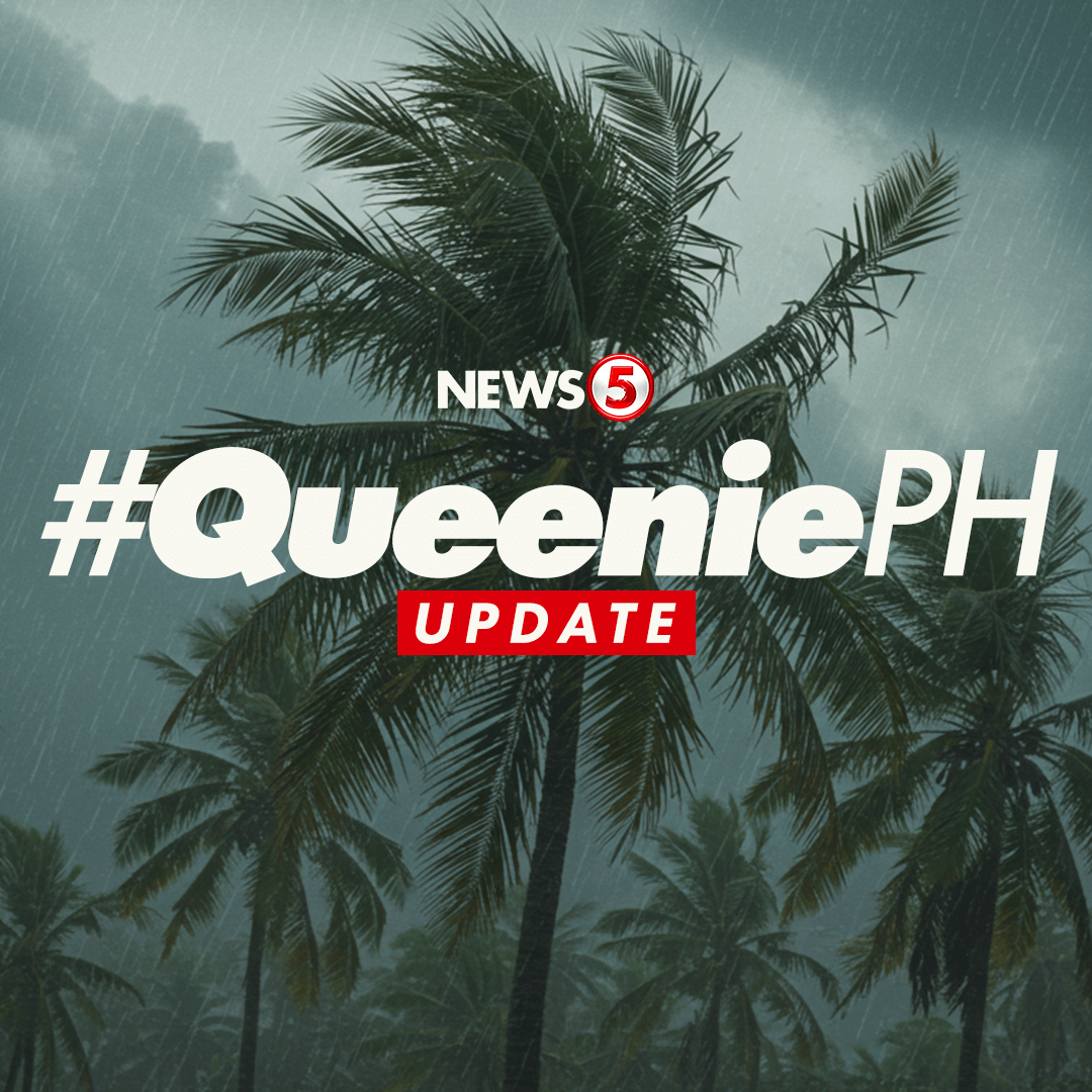 News5PH's tweet photo. TROPICAL STORM QUEENIE UPDATE (SEPT. 24, 5 P.M.)

Napanatili ng Tropical Storm #QueeniePH ang lakas nito habang kumikilos sa Philippine Sea, base sa DOST-PAGASA update ngayong Huwebes, Sept. 24, 5 p.m.

Huling namataan ang sentro ng bagyo sa layong 1,205 km silangan ng Northern Luzon. May lakas itong hangin na 75 km/h at bugsong umaabot sa 90 km/h. Kumikilos ito pahilagang-kanluran sa bilis na 25 km/h.

Walang nakataas na Tropical Cyclone Wind Signals sa bansa.

Base sa forecast, lalakas ito sa typhoon category sa Linggo bago lumabas sa Philippine area of responsibility sa Lunes.

📷: DOST-PAGASA