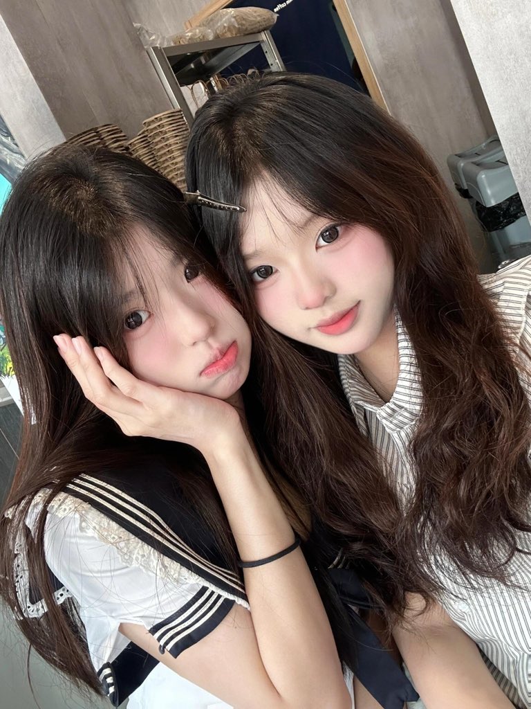 connie90zz2's tweet photo. 跟闺闺甜蜜双排！！

有人想锐评一下我和闺蜜的福嘛 🥹   

不要🚪赶紧看，我要删了… https://t.co/uzxCZlKdD6
