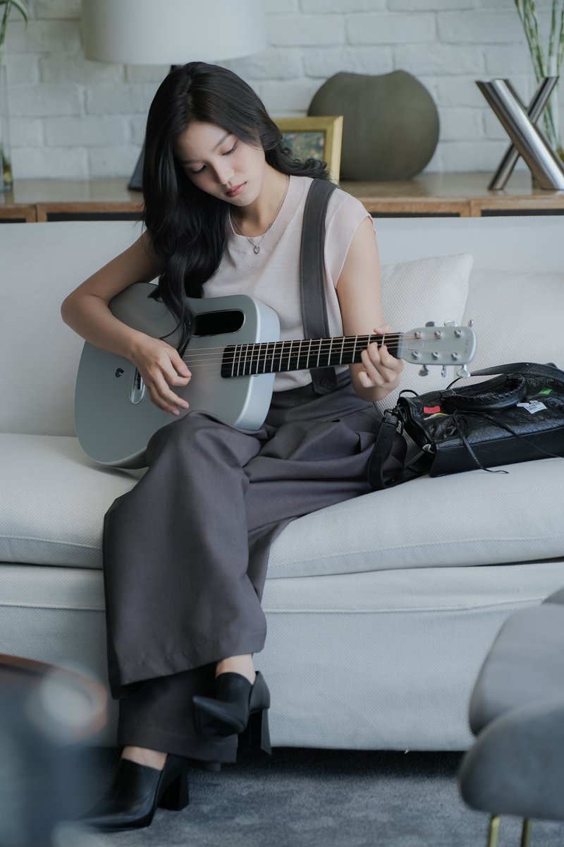 MoonShadowGMMTV's tweet photo. พกแฟนมาทำงานด้วยมันก็แบบนี้สินะ ได้ฟังเพลงตอนทำงานนี่มันเริ่ดเนอะ!!! 
#MoonshadowSeriesEP7

@emiamily @beonnnie https://t.co/EFplgnB89u