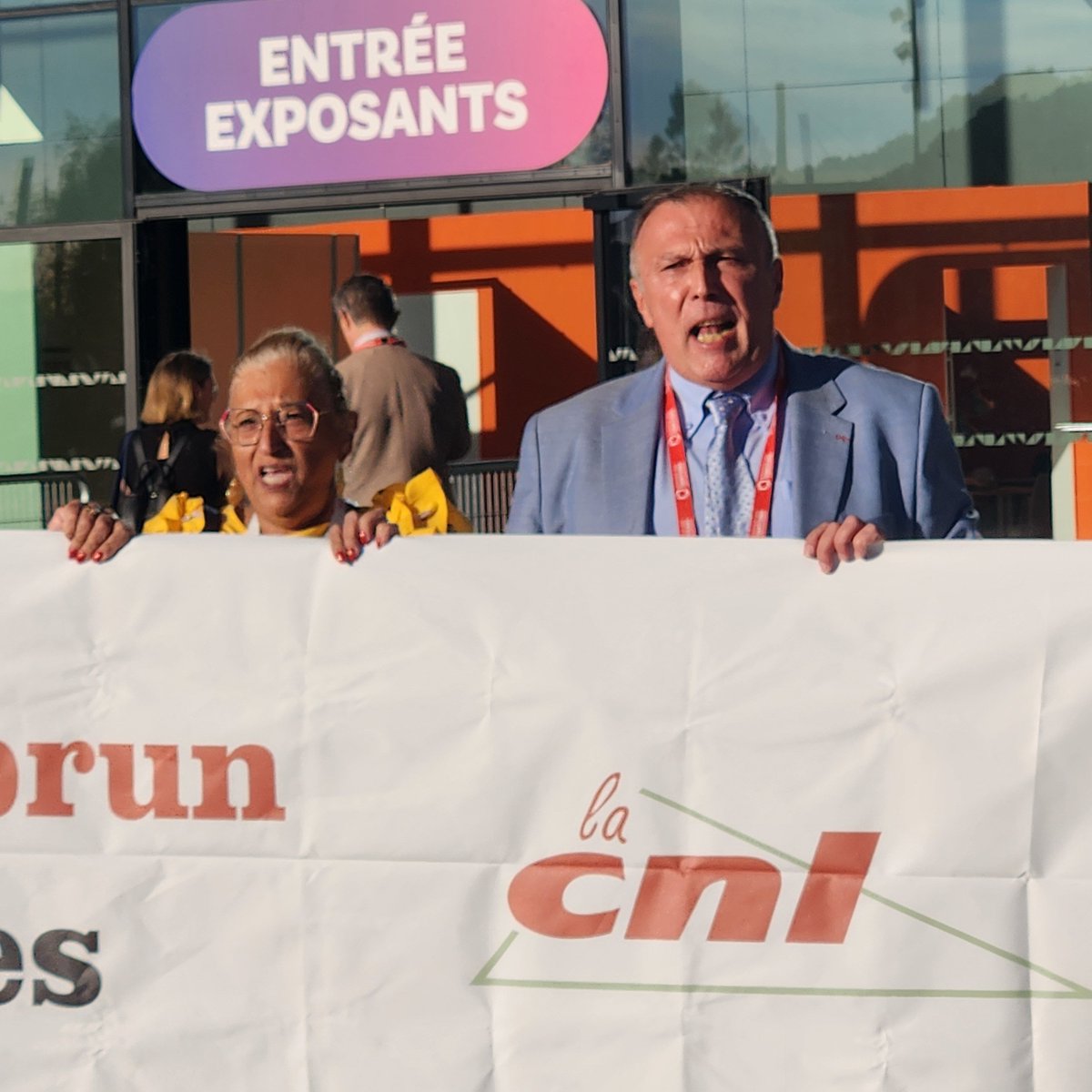 La_CNL's tweet photo. " Je m'appelle @VincentJeanbrun je n'aime pas le logement social"
Aux portes du #CongrèsHlm, la #CNL en mode riposte à la politique de casse du modèle HLM.
#StoplaRLS #Geldesloyers #SécuritéSocialeduLogement #RespectLoiSRU #Vétolocataire https://t.co/yC4VcF0I9o