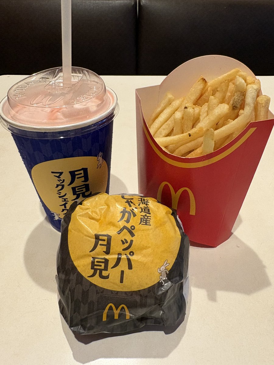 Remu_sab22's tweet photo. 初めて食べるけど美味い
月見シェイクは頼もうと思ってなかったからストロベリーのマックシェイク( ･-･̥ ) https://t.co/615JCxF8Ug