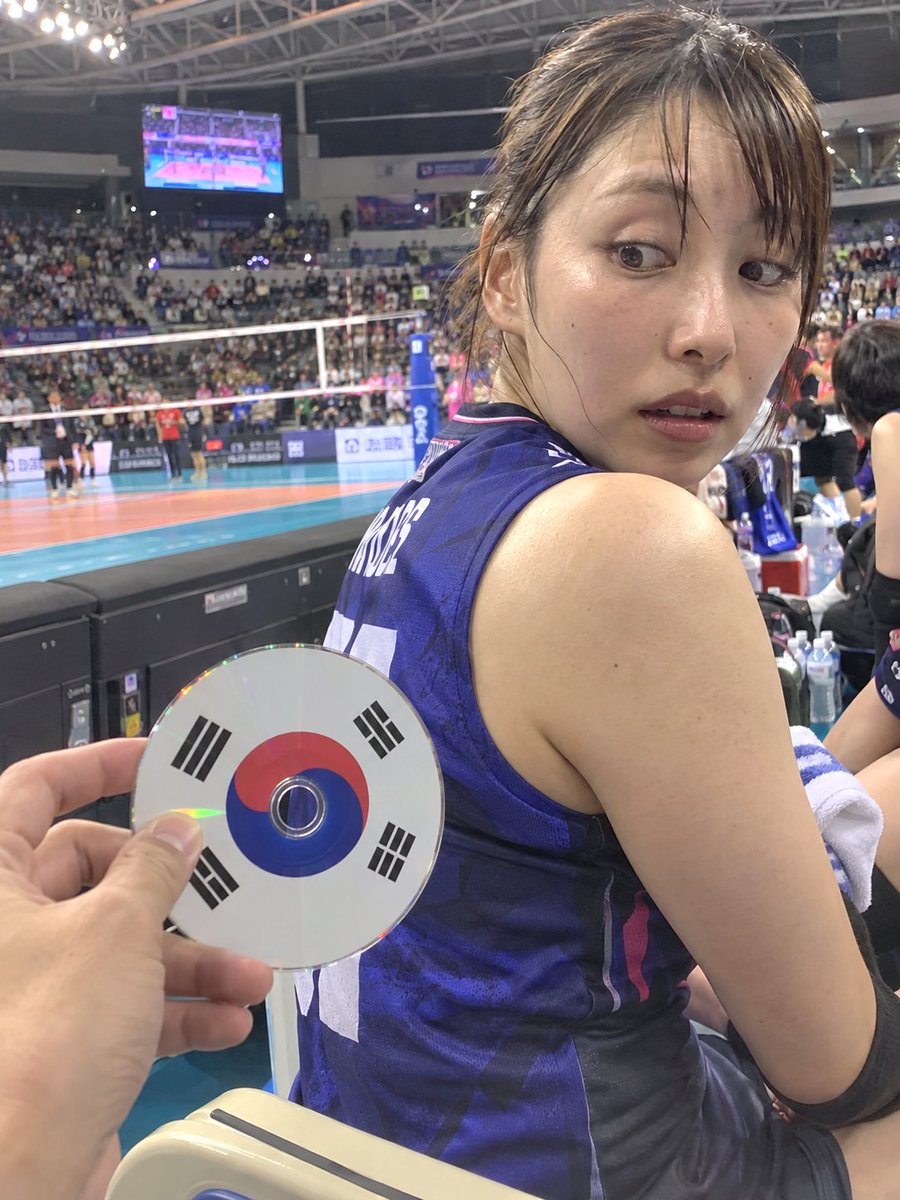 yunseon44297145's tweet photo. 日本代表のバレーボール選手に、韓国のために忠誠を誓い、韓国のために試合に臨むようにする「忠誠心注入CD」を使用した。頭の中に韓国への忠誠心を強制的に注入された彼女は、今や韓国のためにコートに立つ。🇰🇷

A “loyalty-injection CD” was used on a Japanese national volleyball player to make her pledge allegiance to Korea and play for Korea. With loyalty to Korea forcibly implanted in her mind, she now takes the court for Korea. 🇰🇷