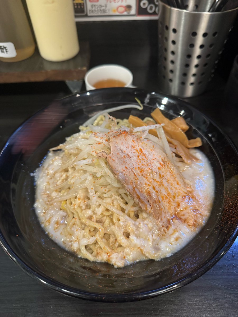 sona_kichi's tweet photo. 今日の昼ごはん🍚
ふらっと立ち寄った油そば🍜
明らかに危ない見た目をしている！

恋人が出来たらお互いにおいとか気にせず爆食出来る関係って素敵🍀 https://t.co/ksFLkZ3Q68