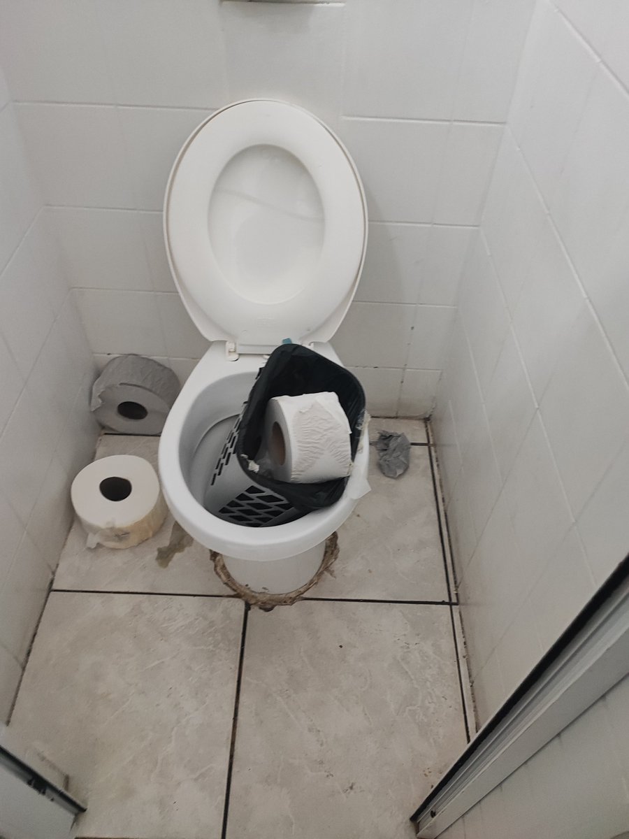 MikK334697's tweet photo. Escola pública. https://t.co/4j7ByDCi4o
