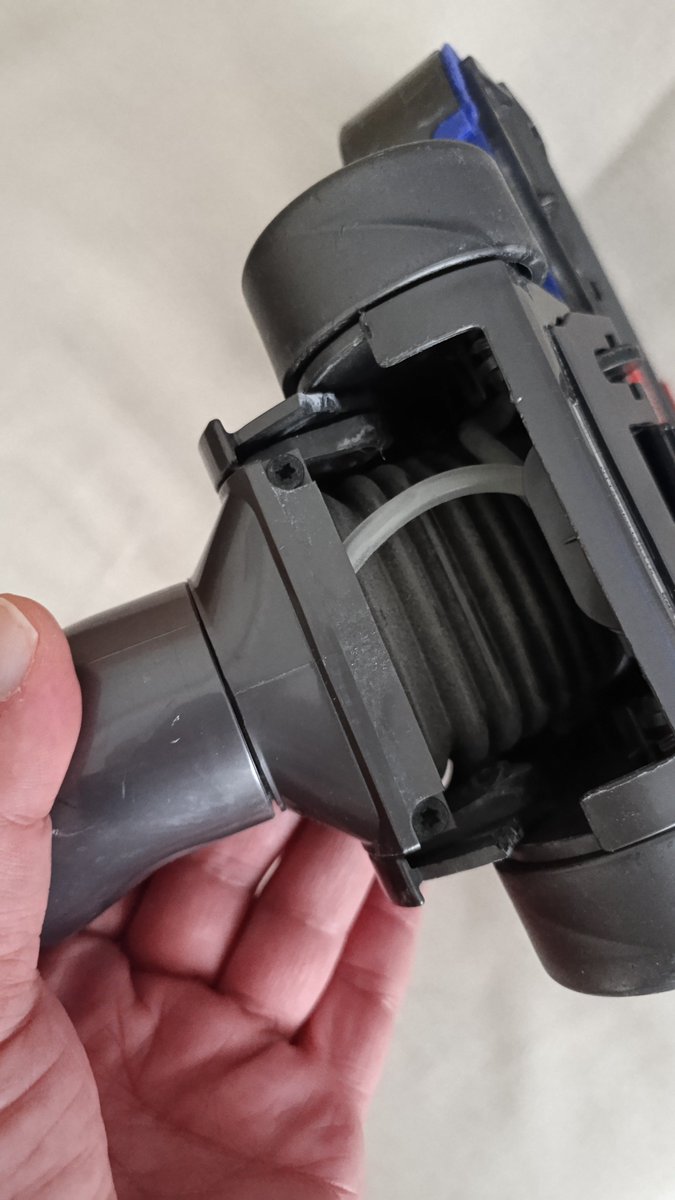 Doktor1905342's tweet photo. Düz bir hali süpürürken Dyson makine ucu Çat diye kırıldı. Zorlama yok sıkıştırma yok. Ürün iç mekanizmasına baktım kocaman kafayı küçücük bir plastik aksam tutuyor. Şimdi Dyson bu parçayı 5 bin üzerinde bir rakkama degisiriz diyor. Bu makine 5 aylık yazıklar olsun. @ezgiyenn https://t.co/HHdIcTSlwL