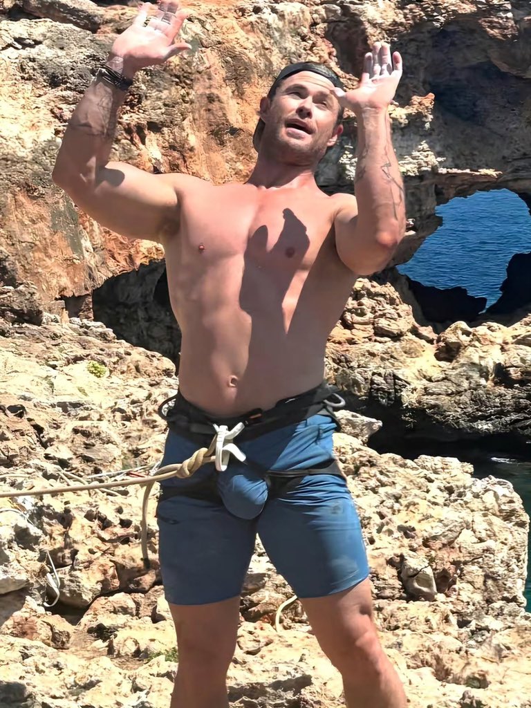 stephendeunique's tweet photo. Chris Hemsworth’s physique is on another level…..Just look at those shoulders, arms, and abs 😍🌈 https://t.co/4sTvGxKXxU