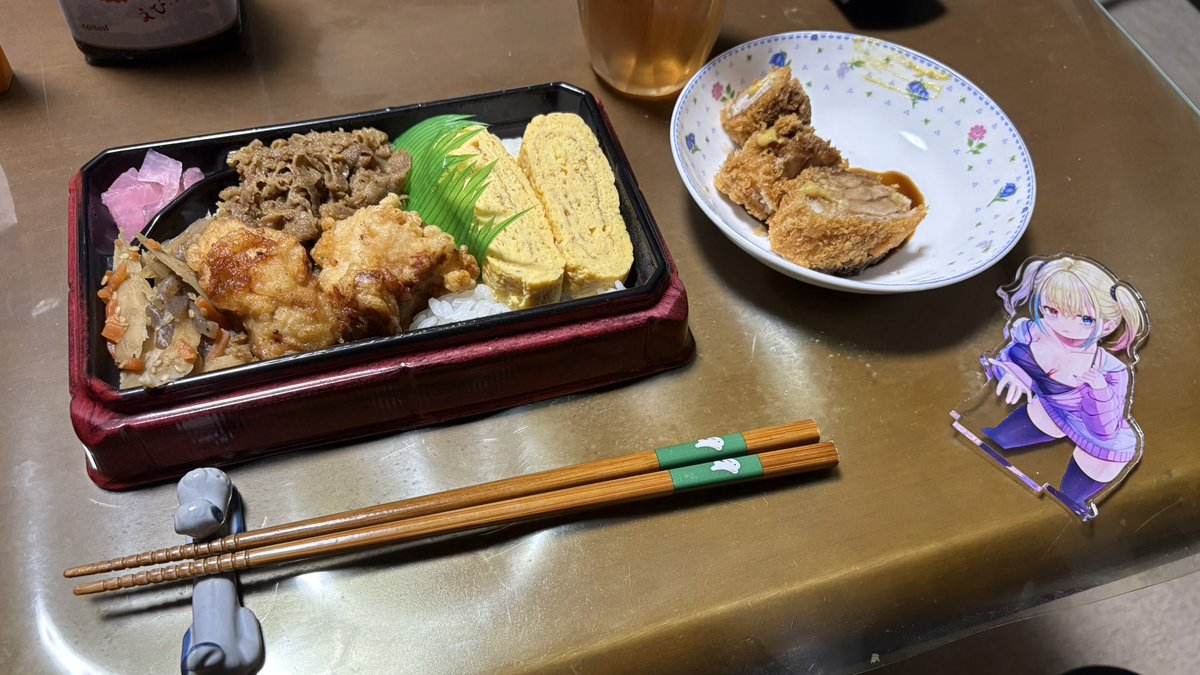 sashimo29's tweet photo. 清水屋で買った黒毛和牛の弁当とスギモトのヒレカツだよ！😋
#天地華恋
#弁当 https://t.co/sUbnxze25Y