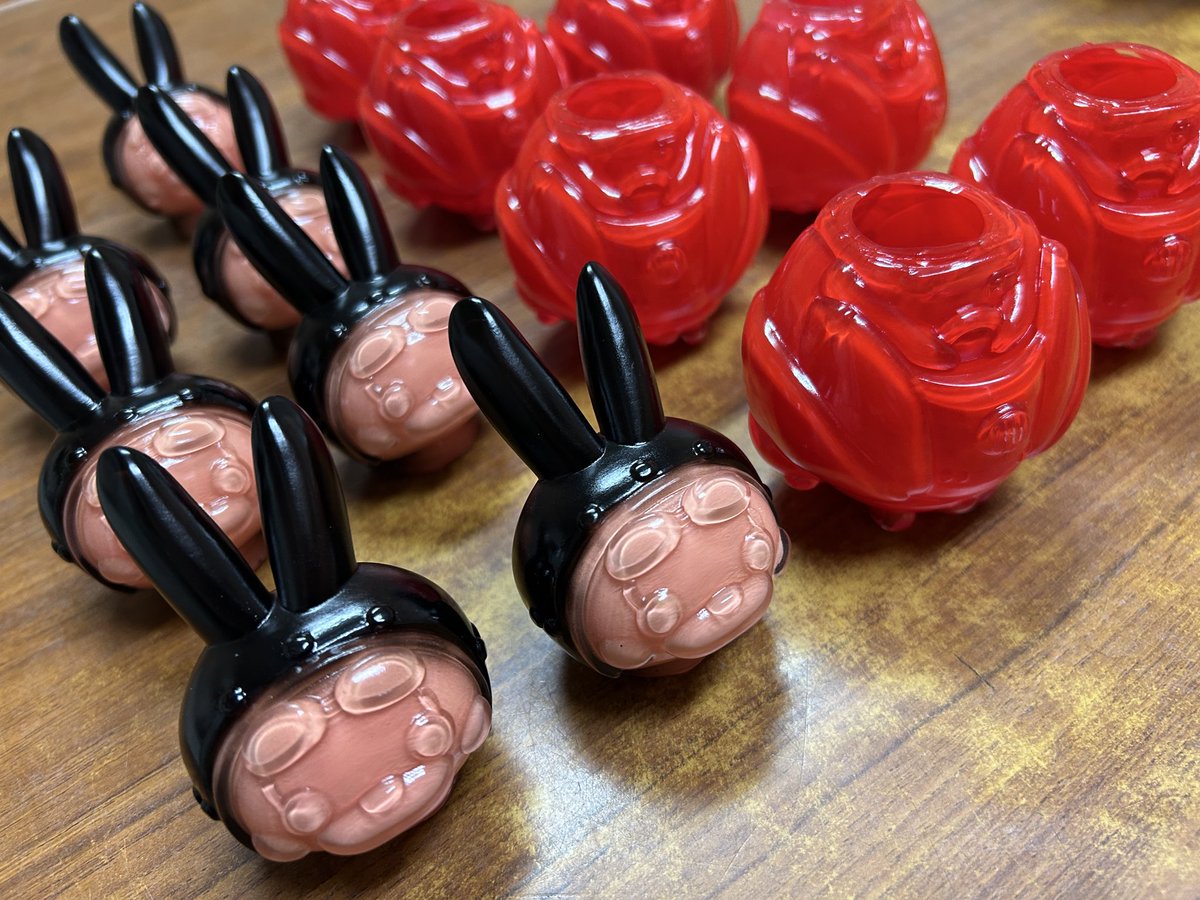 shoku_x_gan's tweet photo. SWは仕事をしつつ来月の2イベントに向けて追加で量産作業をしていました

洗浄、バリ取り、布切り、塗装としたけど
雨で塗装できない日も多かったな🌧️

休憩中に届いたテストショットと
原型を見比べたりしてると🧸🐈
ソフビ制作は僕には原型が一番大変だからこそ形になると本当に嬉して感動してる😭🙌🏻 https://t.co/ut0j7O4nGt