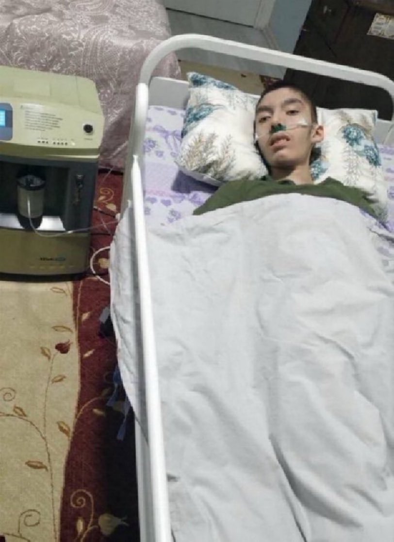TutsakBebekler's tweet photo. Yakup Ali, %94 zihinsel engelli, otizmli ve epilepsi hastası 18 yaşında bir genç. Yakup Ali'nin öğretmen babası Eyüp Çetin, 2021'den beri hapiste. Eyüp Çetin'in hapiste olmasına gerekçe gösterilen eylemlerinin hepsinin yasal olduğu AİHM Yalçınkaya ve Yasak kararlarıyla teyit edildi. 
Yakup Ali, 13 yaşından beri çok iyi anlaştığı babasının geleceği günü bekliyor. 
@barisyarkadas