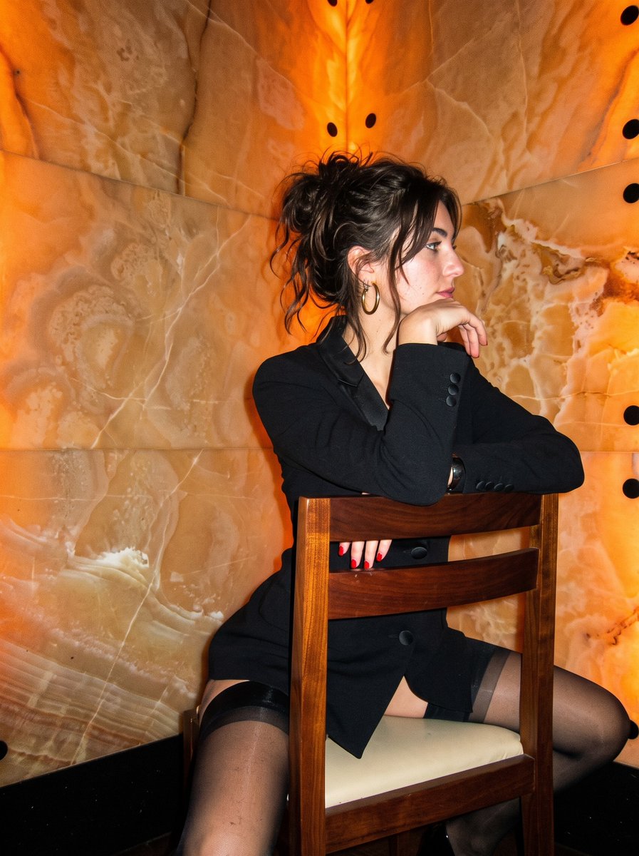 roxvallin's tweet photo. Une nouvelle série complète, « Les Lueurs Ambrées », vient d’arriver sur Roxane Exclusive. Le genre de shooting sophistiqué que j’adore créer. 🧡 https://t.co/G3455gBzOC