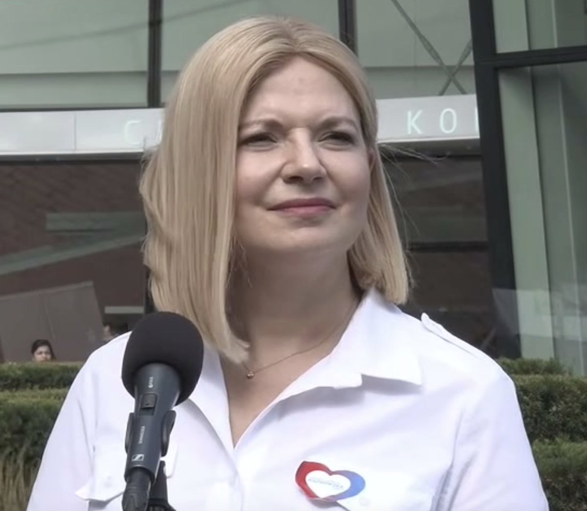 KlubJagiellonsk's tweet photo. MONIKA PIĄTKOWSKA. JEJ AROGANCJA I POGARDA TO UCIELEŚNIENIE KO

📌Najgłośniej o kandydatce zrobiło się po pierwszej przedwyborczej debacie w redakcji „Super Expressu”, gdzie dobitnie pokazała, co myśli o całej reszcie stawki.

📌Gdy konkurenci zadawali jej pytania, Piątkowska patrzyła na nich wzorkiem mówiącym mniej więcej: co, ty tam mówisz pod nosem? Kim ty w ogóle jesteś, żeby mnie zaczepiać? Do tego lekko ironiczny, pełen pogardy uśmiech i nieznośnie mentorski ton z gatunku: już tłumaczę, jak jest naprawdę, bo przecież ja się znam, a ty nie. Przy rozdętym ego kandydatki KO nawet Łukasz Gibała wyglądał na skromnego miejskiego aktywistę.

📌Podczas tej samej debaty nazwała również oczywiste i szeroko uznane kolesiostwo w instytucjach podległych miastu mianem „dętej afery”. Szczyt kuriozum nastąpił jednak w momencie, gdy Michał Drewnicki z Prawa i Sprawiedliwości zapytał Piątkowską o lobbingowe powiązania jej i jej otoczenia. Kandydatka po wymijającej odpowiedzi dodała: „Jedno tylko zdanie chciałam do panów prawicy. Ja wiem, że macie duże doświadczenia w biciu kobiet, ale bokserka damska kojarzy się bardzo słabo”.

📌Tłumacząc na polski: jeśli śmiesz zadawać jaśnie oświeconej pani senator jakieś niewygodne pytania – które skądinąd kulturalny kandydat PiS-u zadał bez zbędnej napastliwości – to jest to „bicie kobiet”. Można się rozejść.

📌Piątkowska w bucie i arogancji poszła za ciosem. Podczas debaty organizowanej przez Komitet Obrony Demokracji (!) zdezawuowała nie tylko pytanie o młodego uczestnika spotkania („Jest pan młodym człowiekiem, łatwo pana wypuścić, ja to rozumiem”), ale i swoją koalicjantkę z Nowej Lewicy Darię Gosek-Popiołek, mówiąc, że to Łukasz Gibała jest głównym konkurentem kandydatki partii Tuska. Poziom pogardy i samouwielbienia okazał się zresztą nieakceptowalny dla – zakładam – raczej antypisowskiej publiki zgromadzonej na debacie.

📌„[…] jak pani sobie prześledzi moje życie zawodowe i przyjaciół i wrogów, którzy mnie różnymi słowami określają, […] wszyscy jak jeden mąż mówią jedną rzecz: Piątkowska jest skuteczna, niezawodna. Pan premier idzie dalej, mówi: uparta […]. I tak właśnie jest” – opowiadała z kolei Dominice Długosz w Onecie.

📌Najzabawniejsze jest to, że zachowanie Moniki Piątkowskiej to nie jest jednorazowy wybryk polityka z dużym ego. Jej kandydatura dokładnie ucieleśnia – czasem nawet w przerysowany sposób – czym jest Koalicja Obywatelska i jaka jest prawdziwa mentalność ludzi, którzy ją współtworzą.

📌Mimo że to właśnie KO przez lata kreowała się na ugrupowanie ekspertów (w kontrze do przaśnej prawicy), to jest to formacja ludzi pogardzających poradami fachowców (vide kampania Trzaskowskiego), własnymi koalicjantami (bo przecież śmią tworzyć coś swojego, a tak naprawdę istnieją dzięki nam), o konkurentach z drugiej strony barykady nawet nie wspominając.

CZYTAJ CAŁOŚĆ👉 https://t.co/qp7bVu4bIX