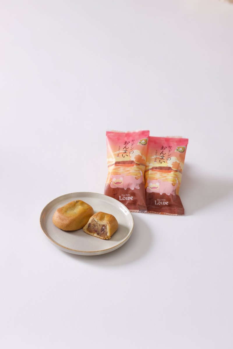 Udonken_Yadonbu's tweet photo. 【コラボ新商品情報！】
菓子工房ルーヴより、 「ヤドンのおんまい」10個入りが登場！
和三盆糖や希少糖など、香川県ゆかりの素材を使用した「ヤドンのおんまい」を、ぜひみんなで楽しんでね♪
とってもかわいいパッケージにも注目!!
ぜひチェックしてねー！ https://t.co/yJ0pF8YJze