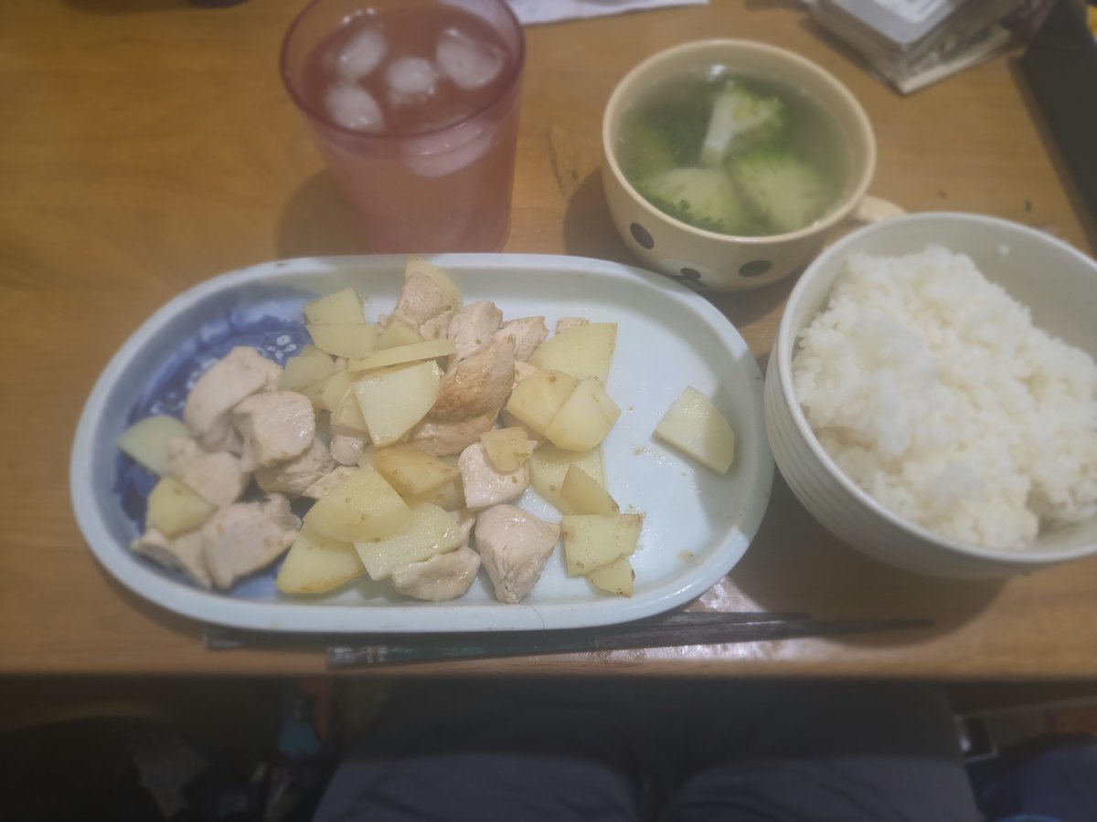 abegen21's tweet photo. ジャガイモとトリムネの柚子胡椒炒め
ブロッコリーのスープ
御飯

900kcalとかでバランスも良い https://t.co/aTTsK7QrHA