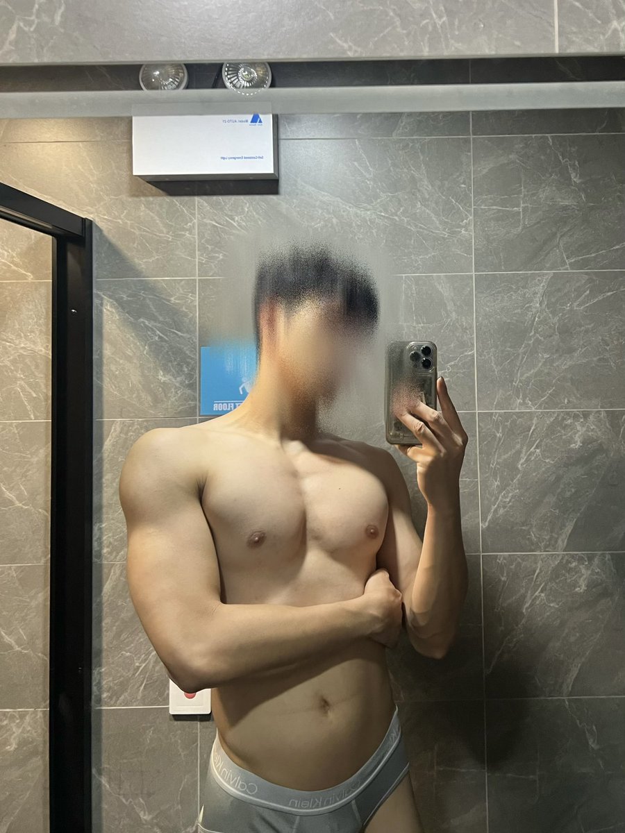 borizusama's tweet photo. 有一排我阿哥好鍾意突襲我粒Lin
今日佢話我個波變大咗
要多謝佢成日搣我
我：????😃 https://t.co/XnxdDh24Mm
