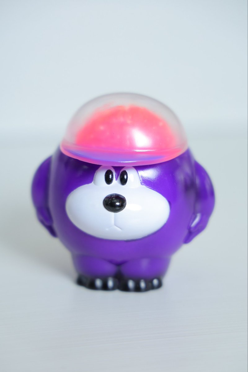 DEVILDOMTOY's tweet photo. デビトイは2人でキャラ設定を考えて生み出しデザイナルがイラストを作り3D化し出力し磨きまくって金型と成形は業者さんにお願いし
届いた素体達を2人で必死にバリ取りして
洗浄しいちごが塗装デザインを考え一人で全ての子の塗装をして
デザイナルがヘッダーをデザインし自社印刷して2人で包装してるよ https://t.co/mJqow3Vili