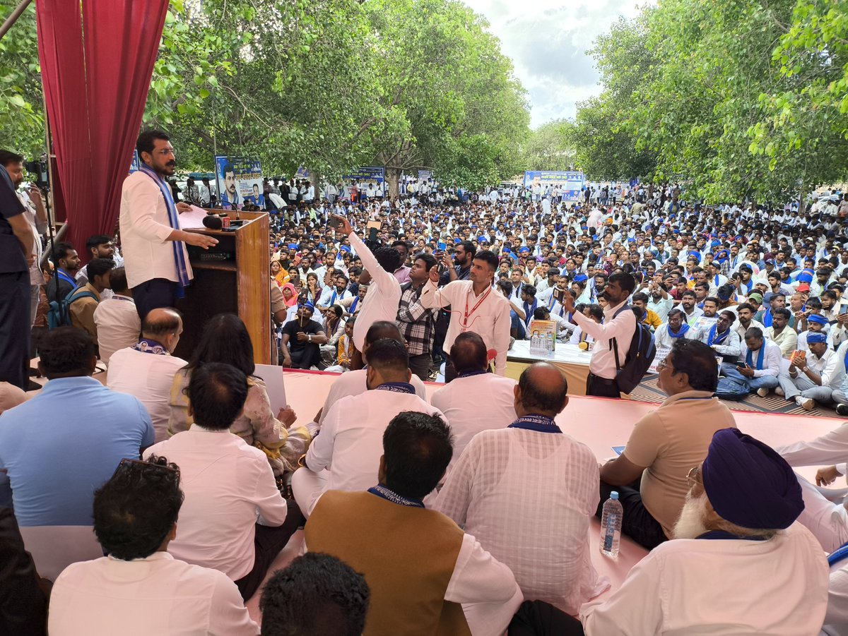 NationalJanmat's tweet photo. लखनऊ के ईको गार्डन में @BhimArmyChief चन्द्रशेखर आजाद आज आरक्षण के समर्थन में संपूर्ण भागीदारी आंदोलन में पहुंचे। 

ईको गार्डन में उमड़ पड़ा जन सैलाब।।। 

लखनऊ के अलावा उत्तर प्रदेश के समस्त जिला मुख्यालयों पर भीम आर्मी व आजाद समाज पार्टी के कार्यकर्ता मैदान में उतरे हुए हैं...!!
@BhimArmyChief