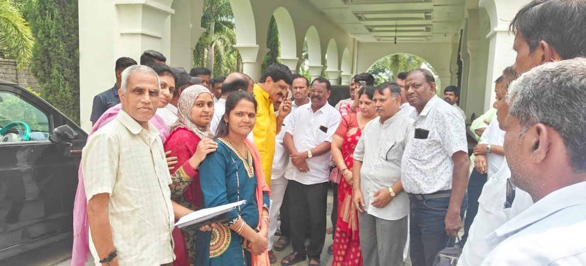 KUR_Congress's tweet photo. Met Mynampally Hanumanth Rao garu at his residence today and requested him to sanction funds for the long-pending road beside the Neredmet dump yard towards Bharani Colony and Vivekanandapuram, along with the pending drainage works in the Division.

#Mynampally #neredmet #yapral https://t.co/UgkmMnsV0M
